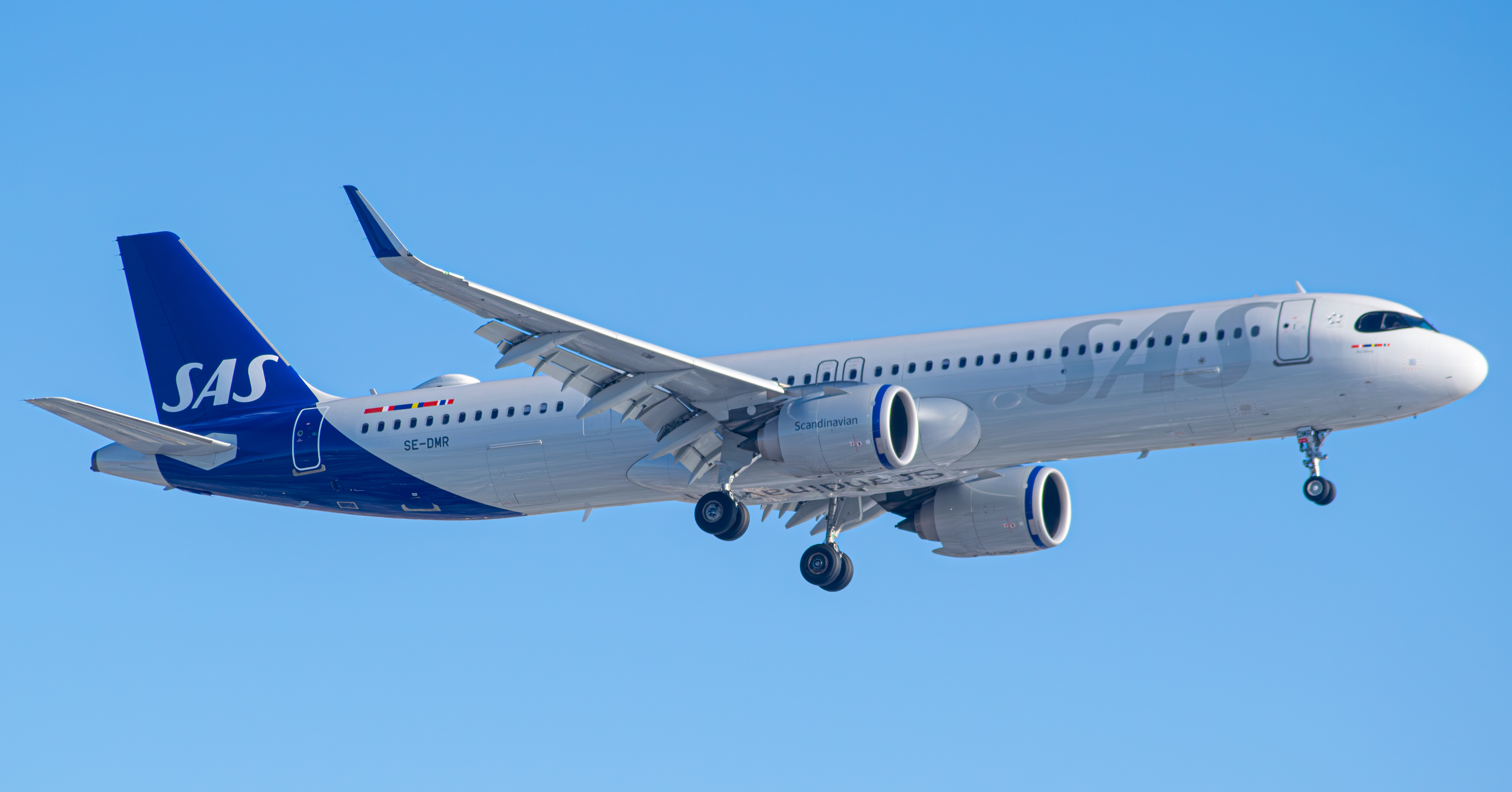 Full size: Scandinavian Airlines Airbus A321LR SE-DMR at Newark Liberty International Airport