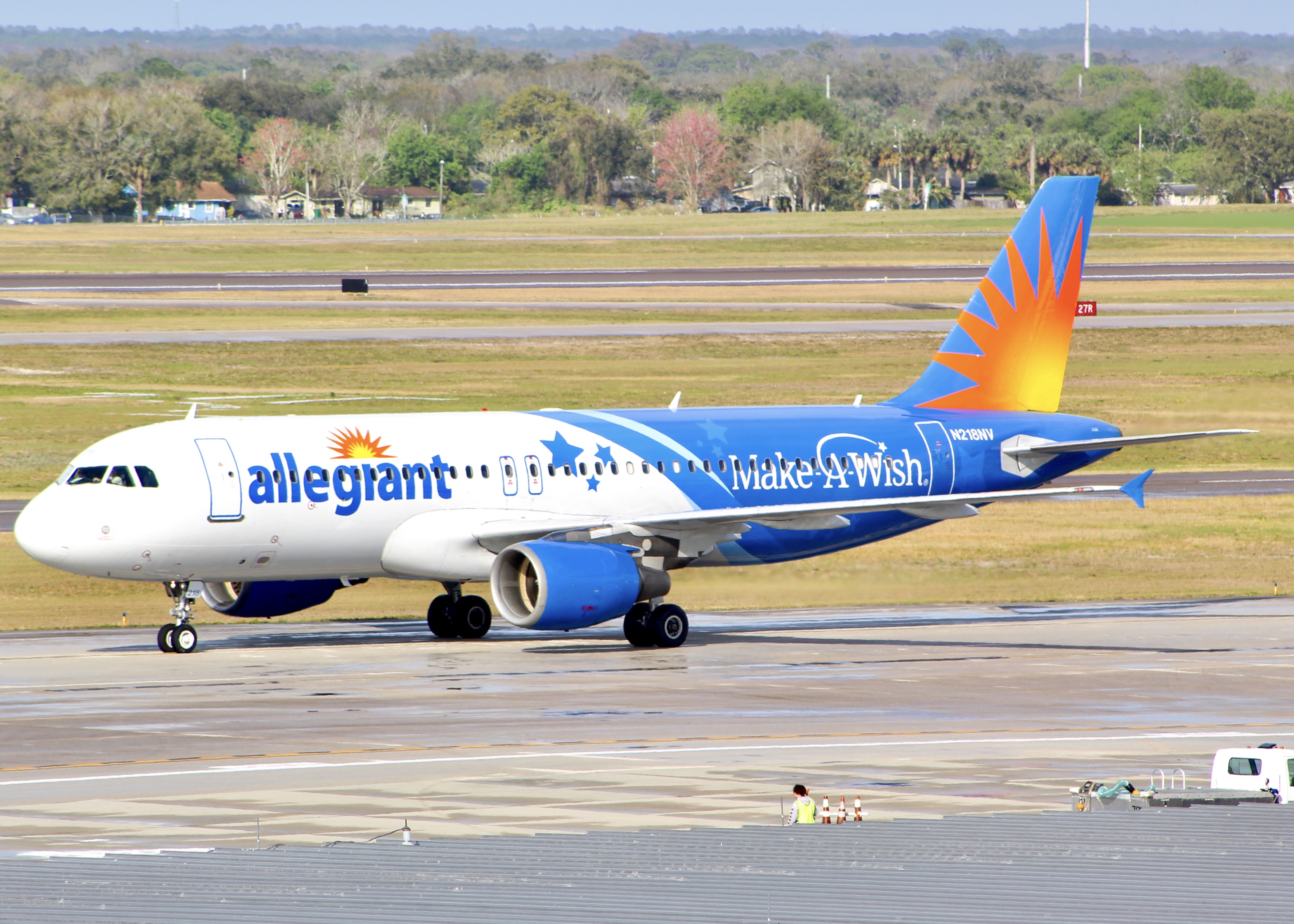 Full size: Allegiant Air Airbus A320 N218NV at Orlando International Airport