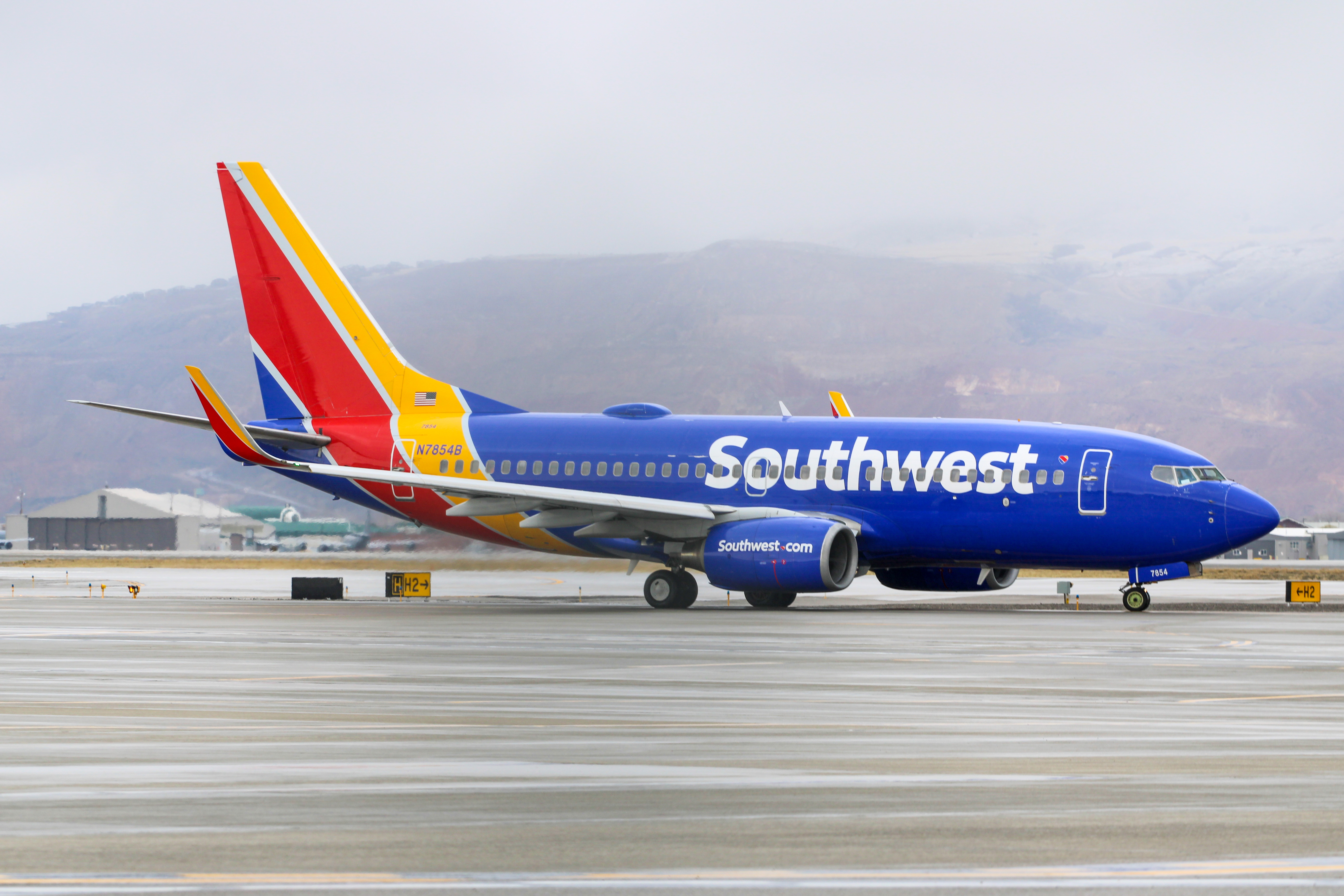 Full size: Southwest Airlines Boeing 737-700 N7854B at Salt Lake City International Airport