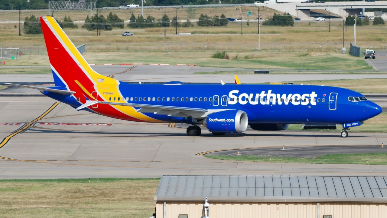 Full size: Southwest Airlines Boeing 737 MAX 8 N1806U at Will Rogers World Airport