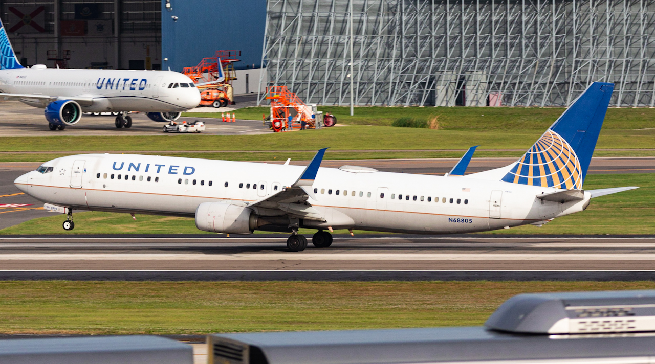 Full size: United Airlines Boeing 737-900ER N68805 at Tampa International Airport