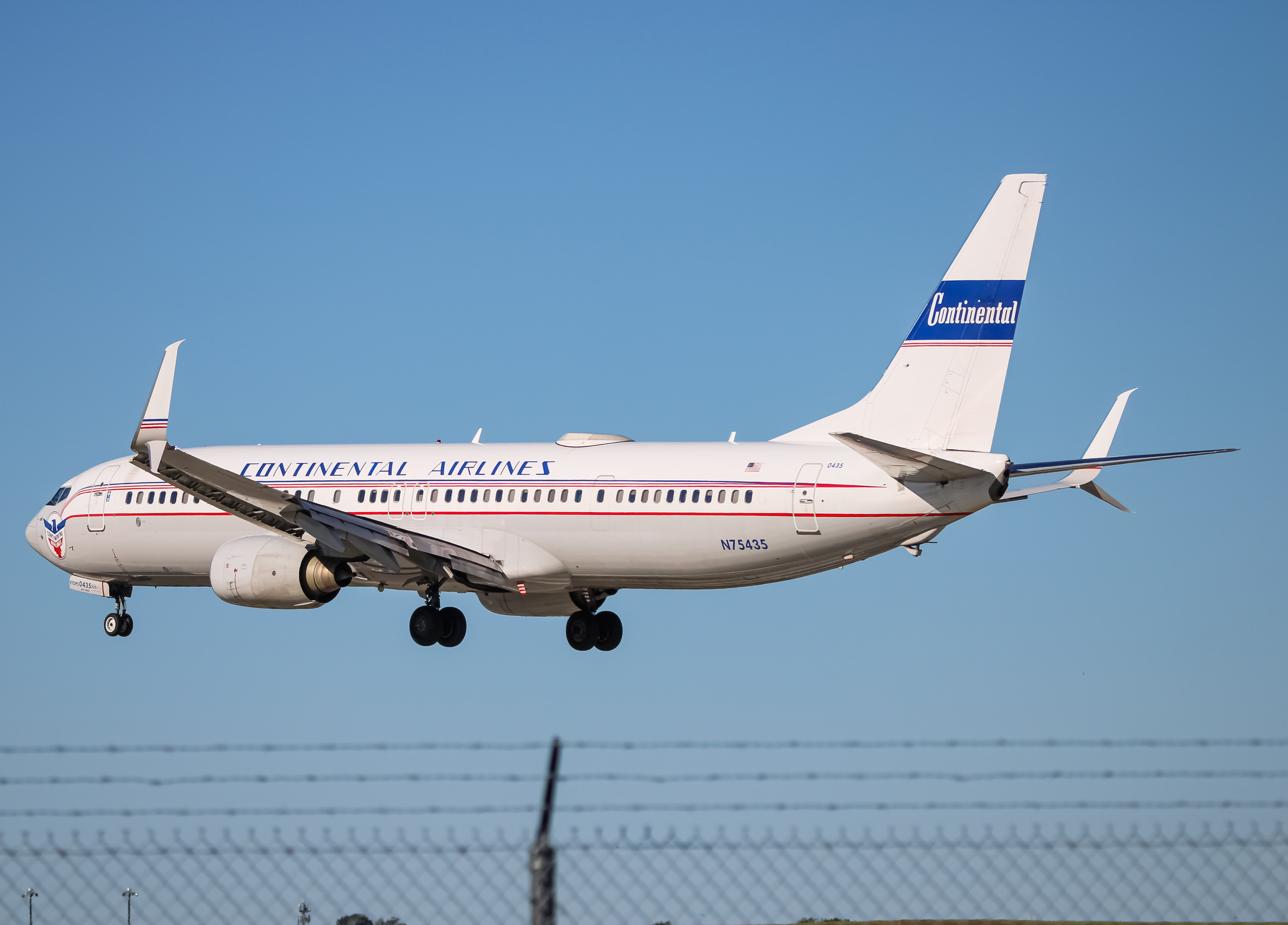 Full size: United Airlines Boeing 737-900ER N75435 at Baltimore/Washington International Thurgood Marshall Airport