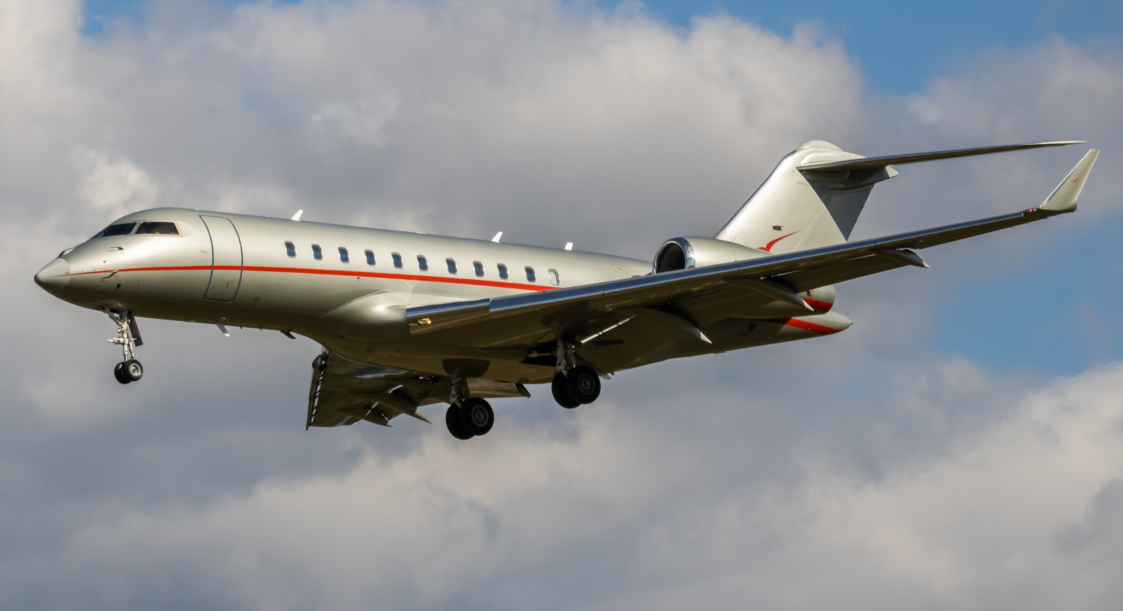 Full size: VistaJet Bombardier Global 5000 N502VJ at Baltimore/Washington International Thurgood Marshall Airport
