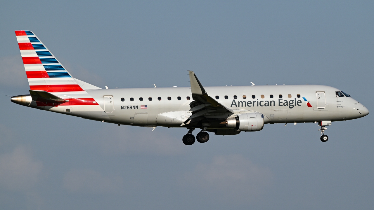 Full size: American Eagle Embraer E175 N269NN at Dallas-Fort Worth International Airport