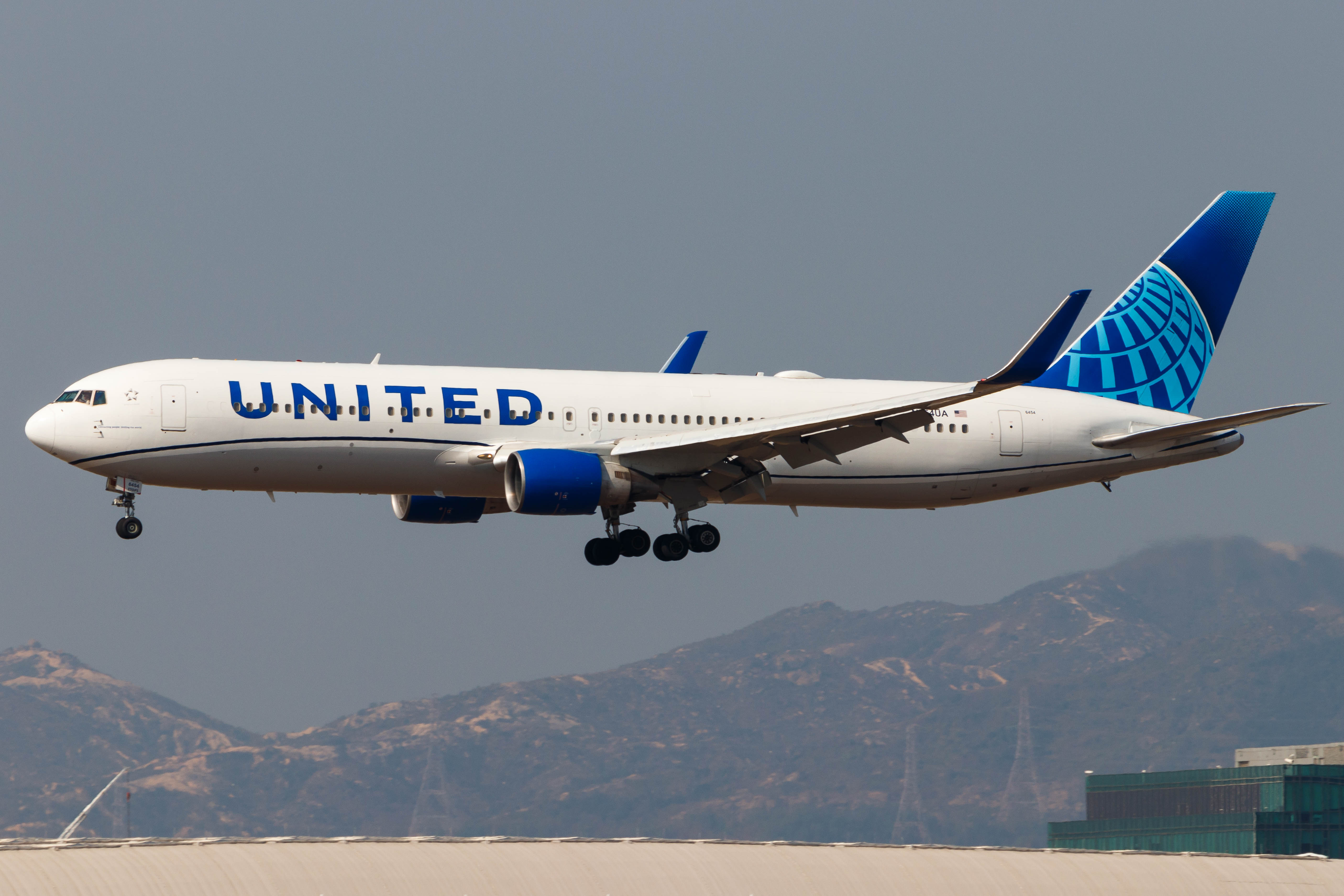 Full size: United Airlines Boeing 767-300ER N654UA at Hong Kong International Airport