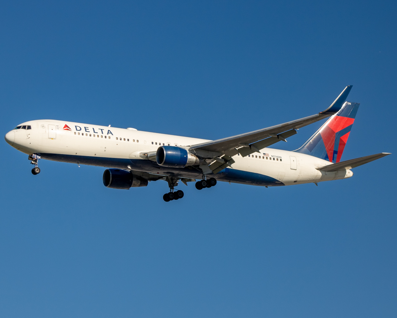 Full size: Delta Airlines Boeing 767-300ER N174DN at Orlando International Airport