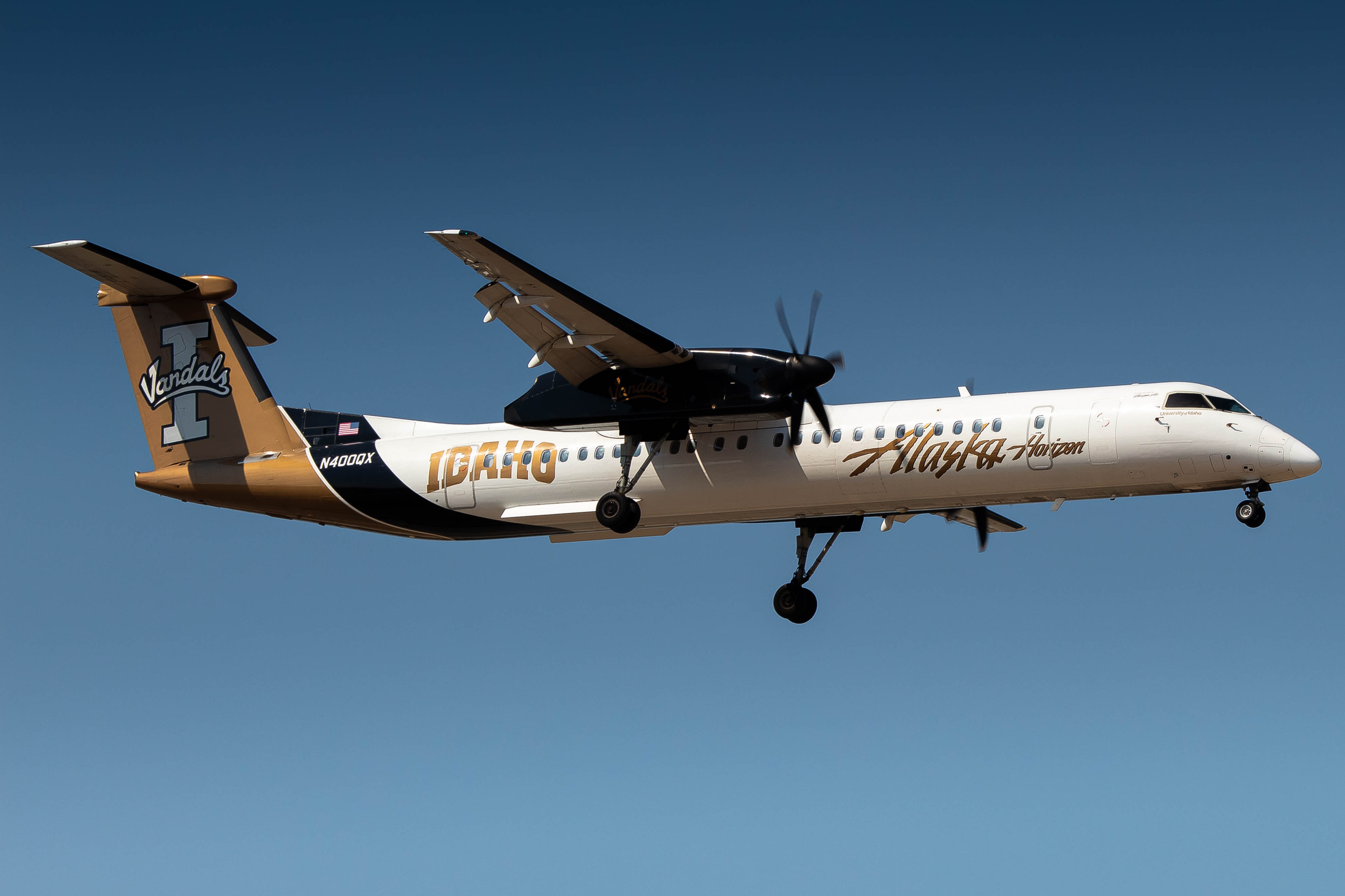 Full size: Alaska Airlines De Havilland DHC-8 N400QX at Boise Air Terminal/Gowen Field