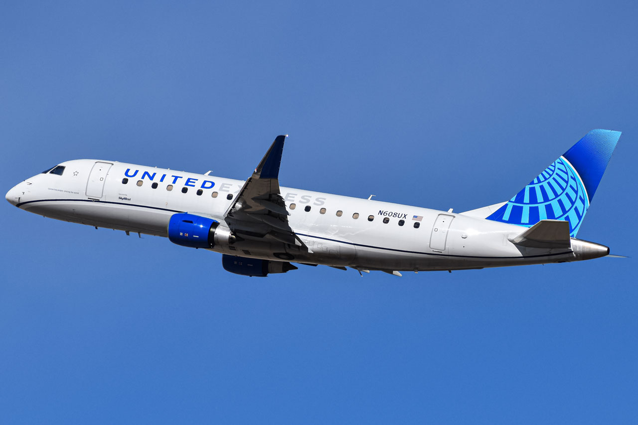 Full size: United Express Embraer E175 N608UX at Denver International Airport