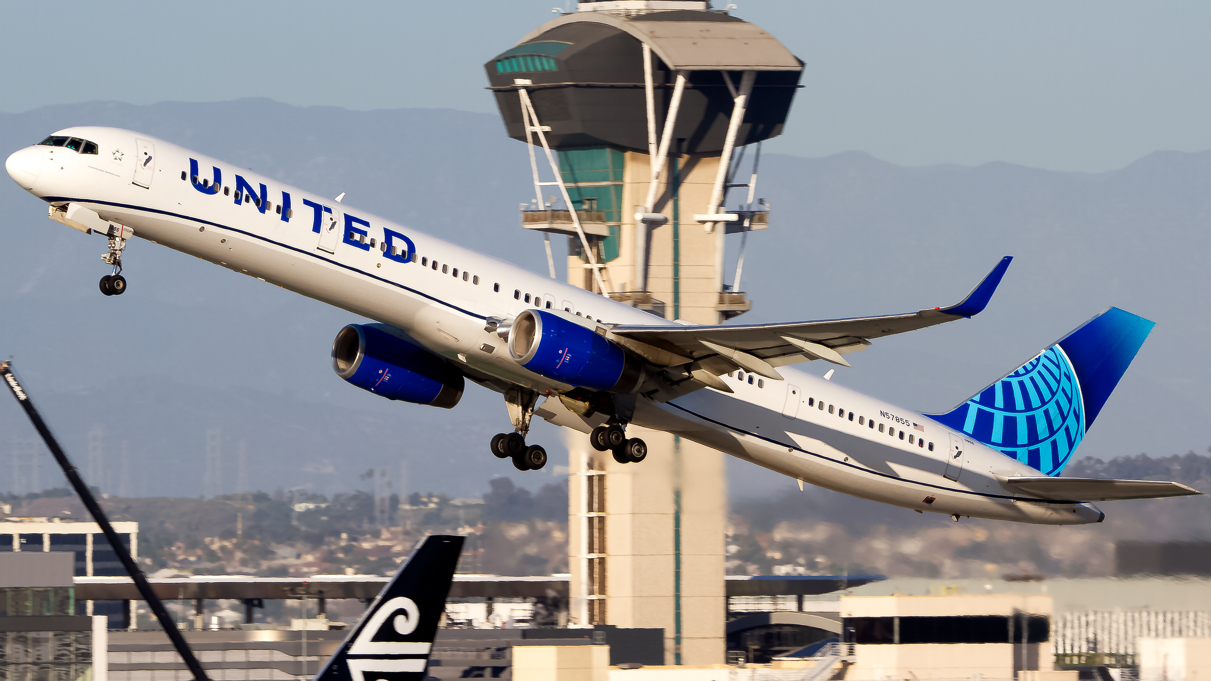 Full size: United Airlines Boeing 757-300 N57855 at Los Angeles International Airport