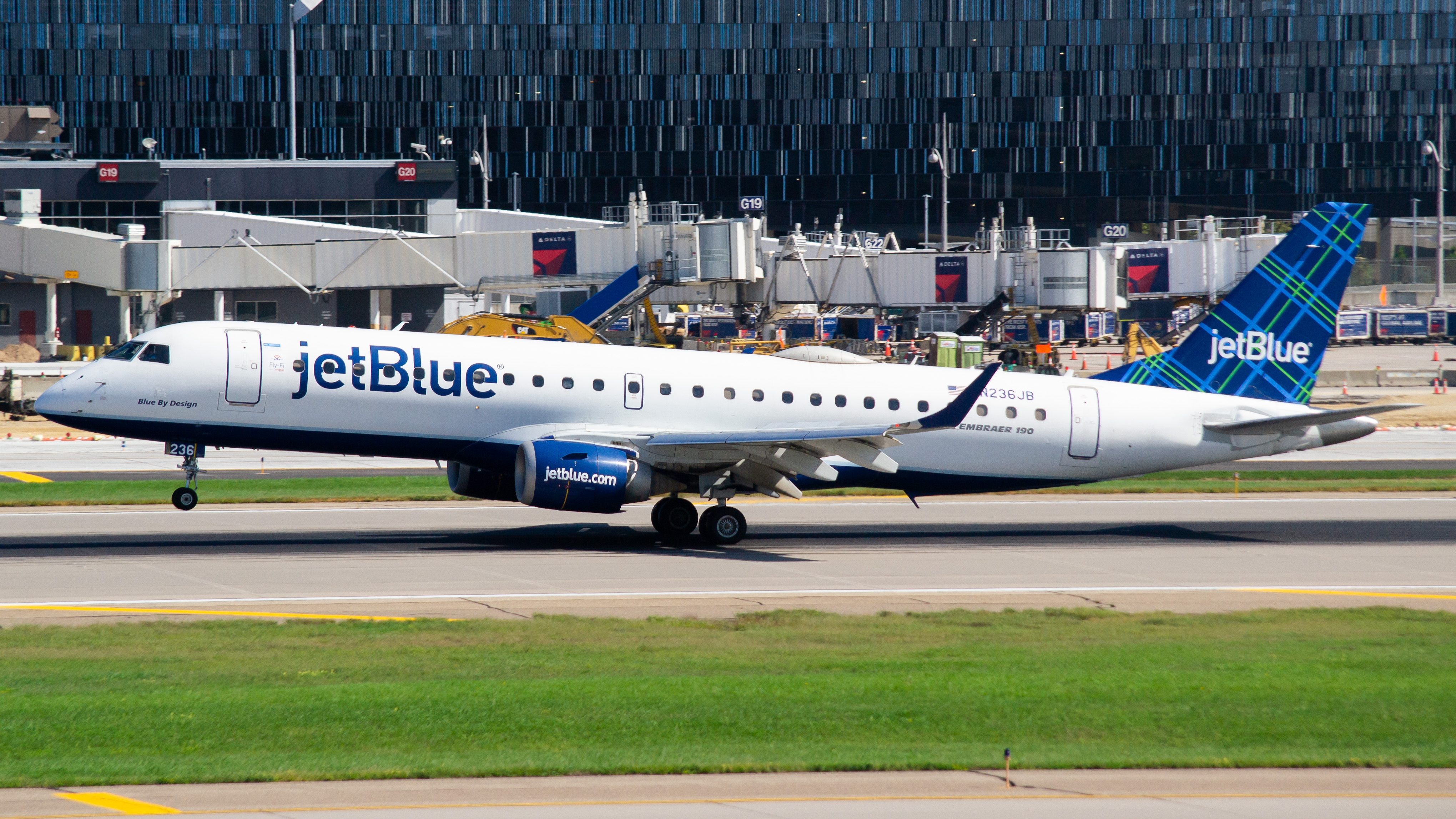 Full size: JetBlue Airways Embraer E190 N236JB at Minneapolis-St Paul International/Wold-Chamberlain Airport