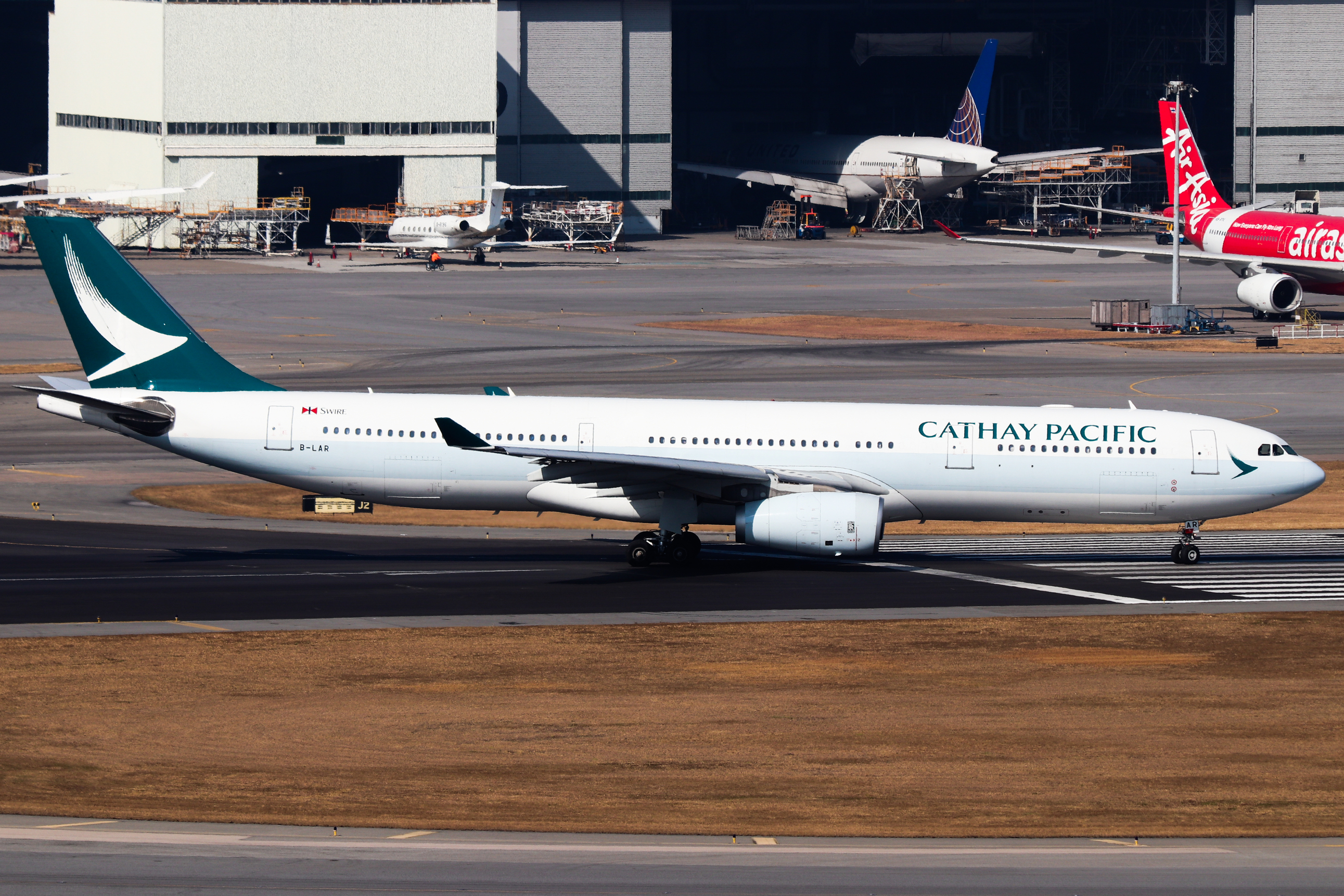 Full size: Cathay Pacific Airbus A330-300 B-LAR at Hong Kong International Airport