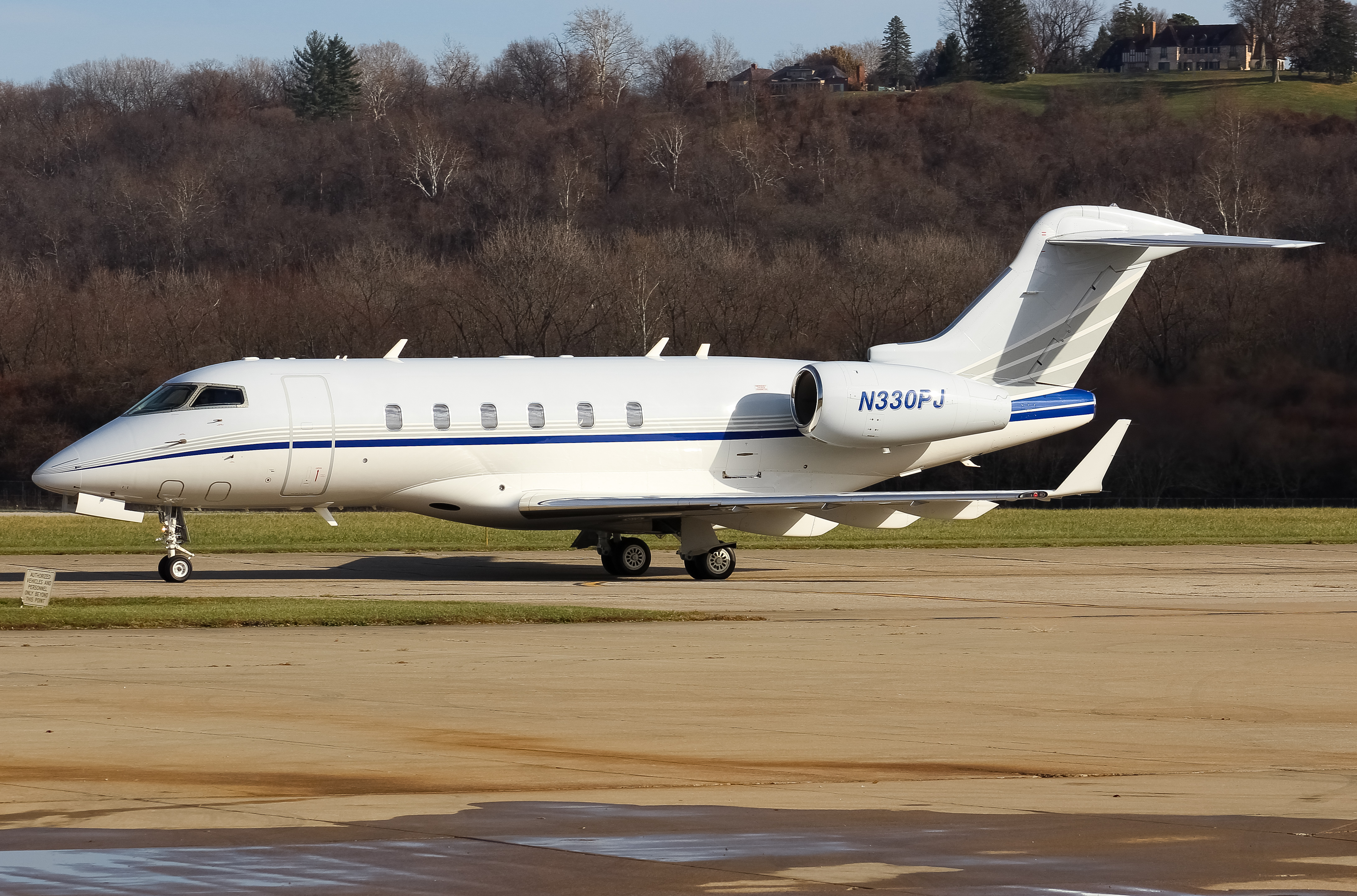 Full size: PRIVATE  Bombardier Challenger 350  N330PJ at Cincinnati Municipal Airport/Lunken Field