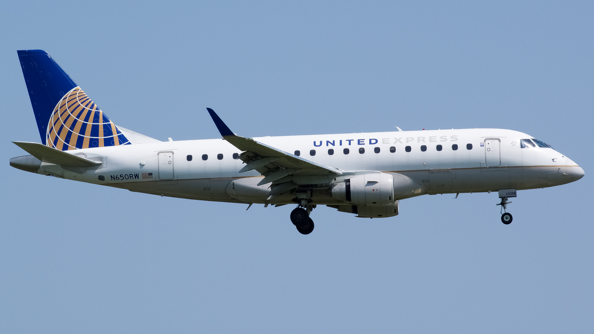 Full size: United Express Embraer E170 N650RW at Chicago O'Hare International Airport