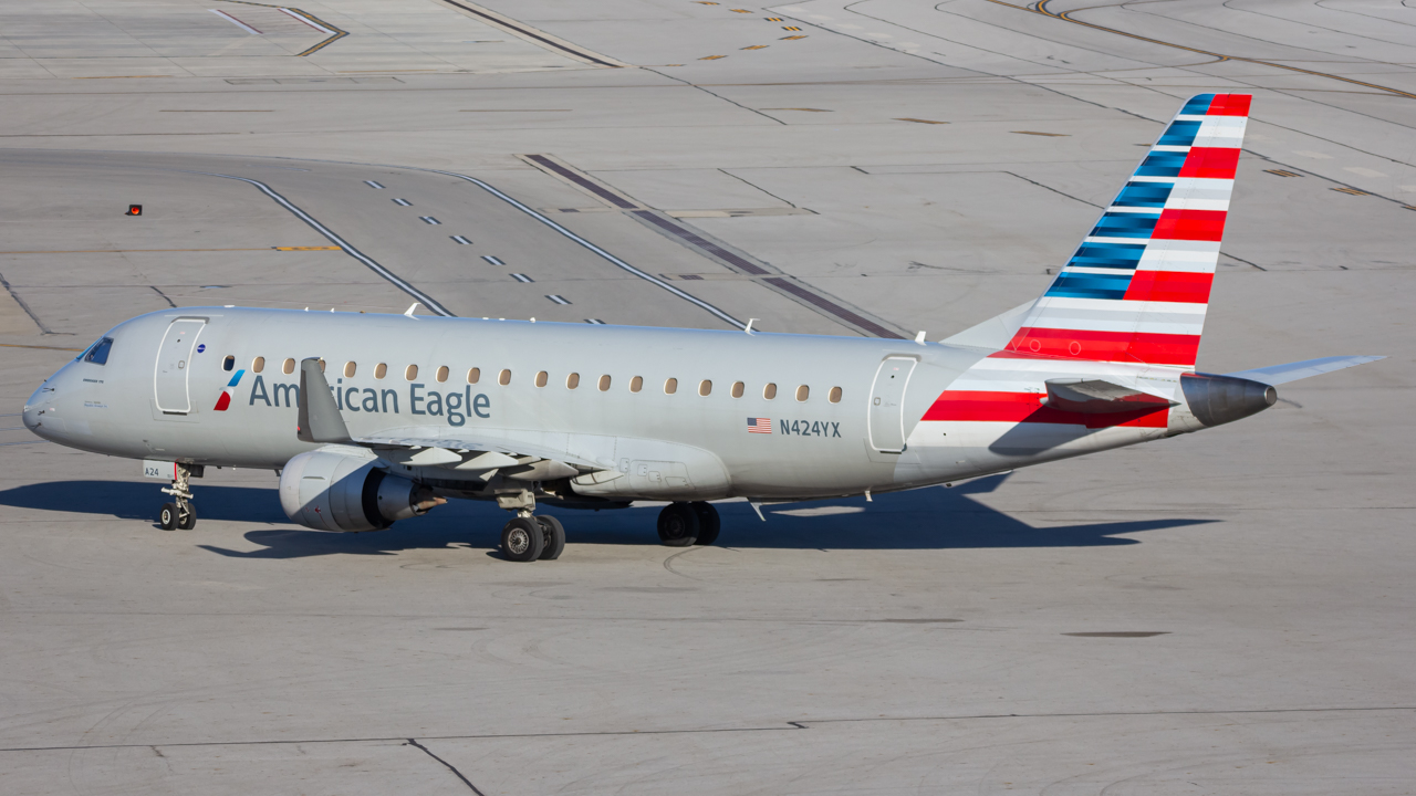 Full size: American Eagle Embraer E175 N424YX at John Glenn Columbus International Airport
