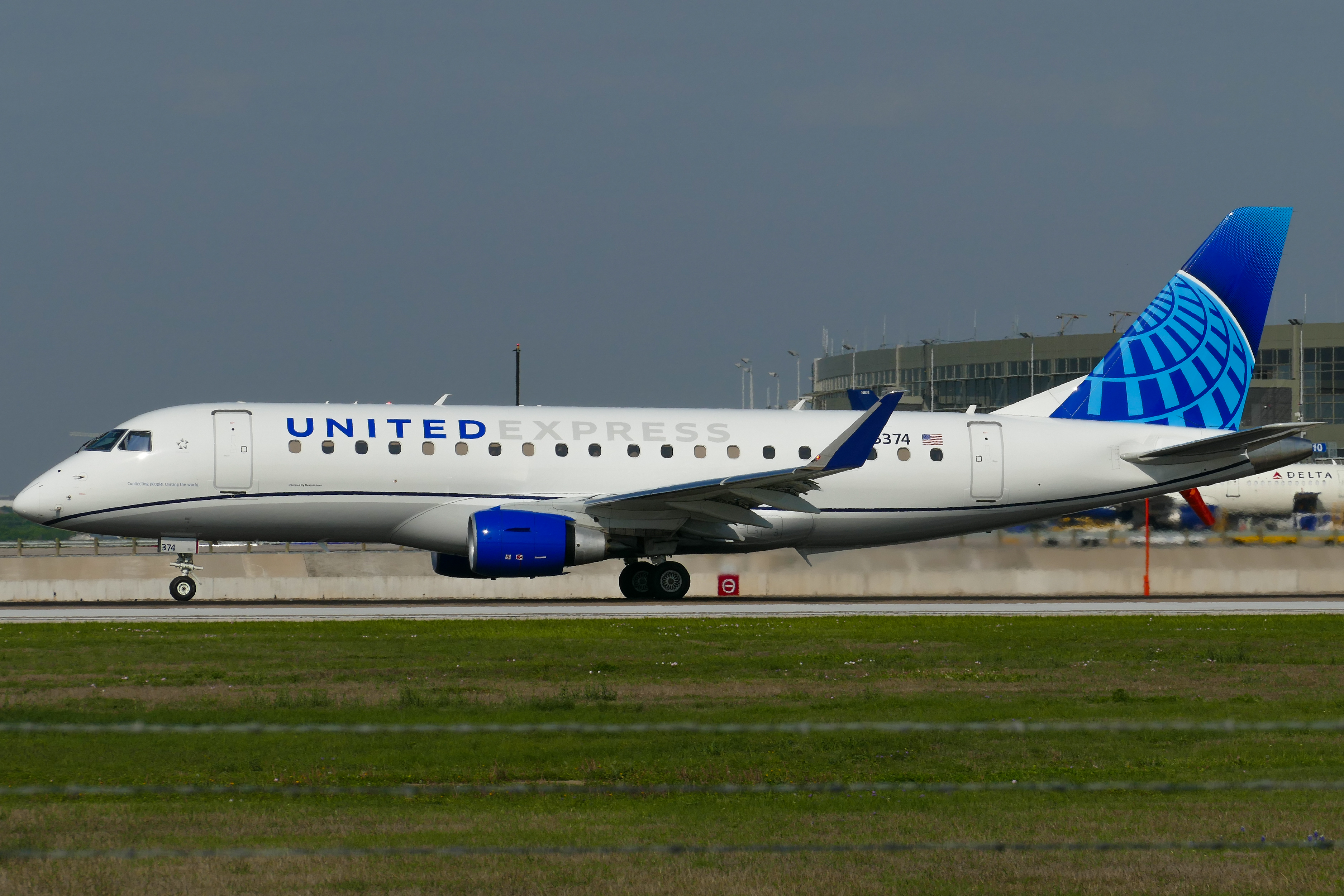 Full size: United Express Embraer E175 N85374 at Austin-Bergstrom International Airport