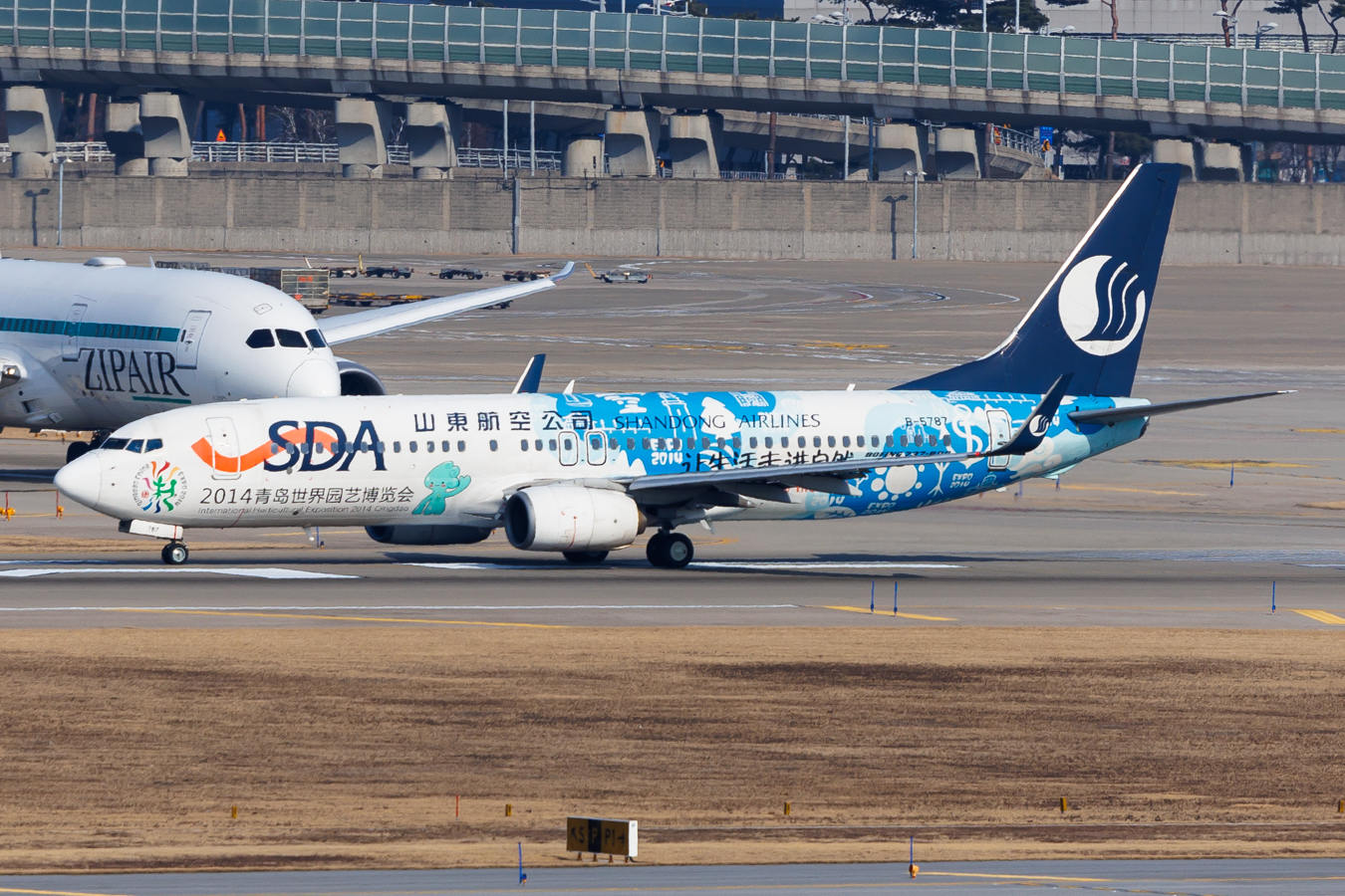 Full size: Shandong Airlines Boeing 737-800 B-5787 at Seoul-Incheon International Airport