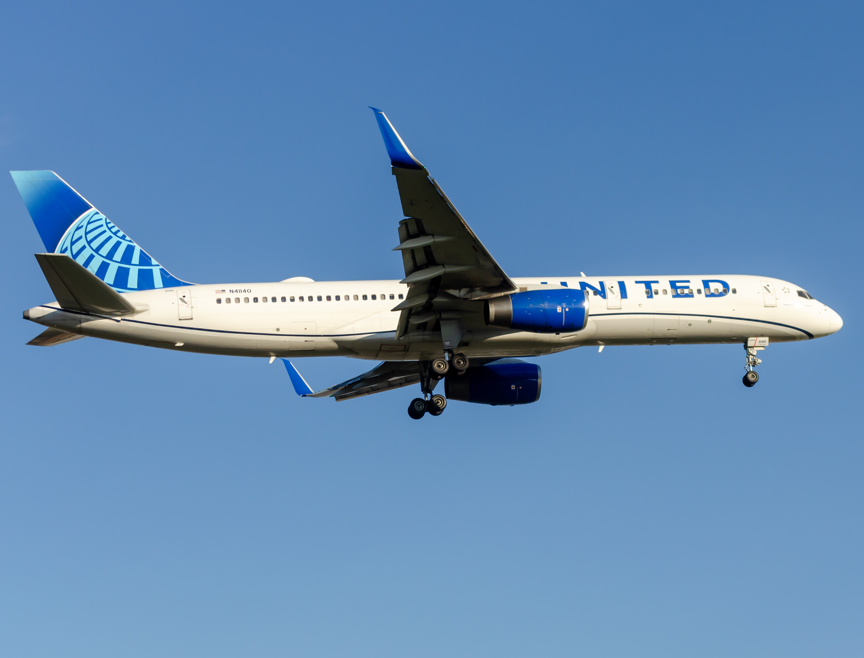 Full size: United Airlines Boeing 757-200 N41140 at Newark Liberty International Airport