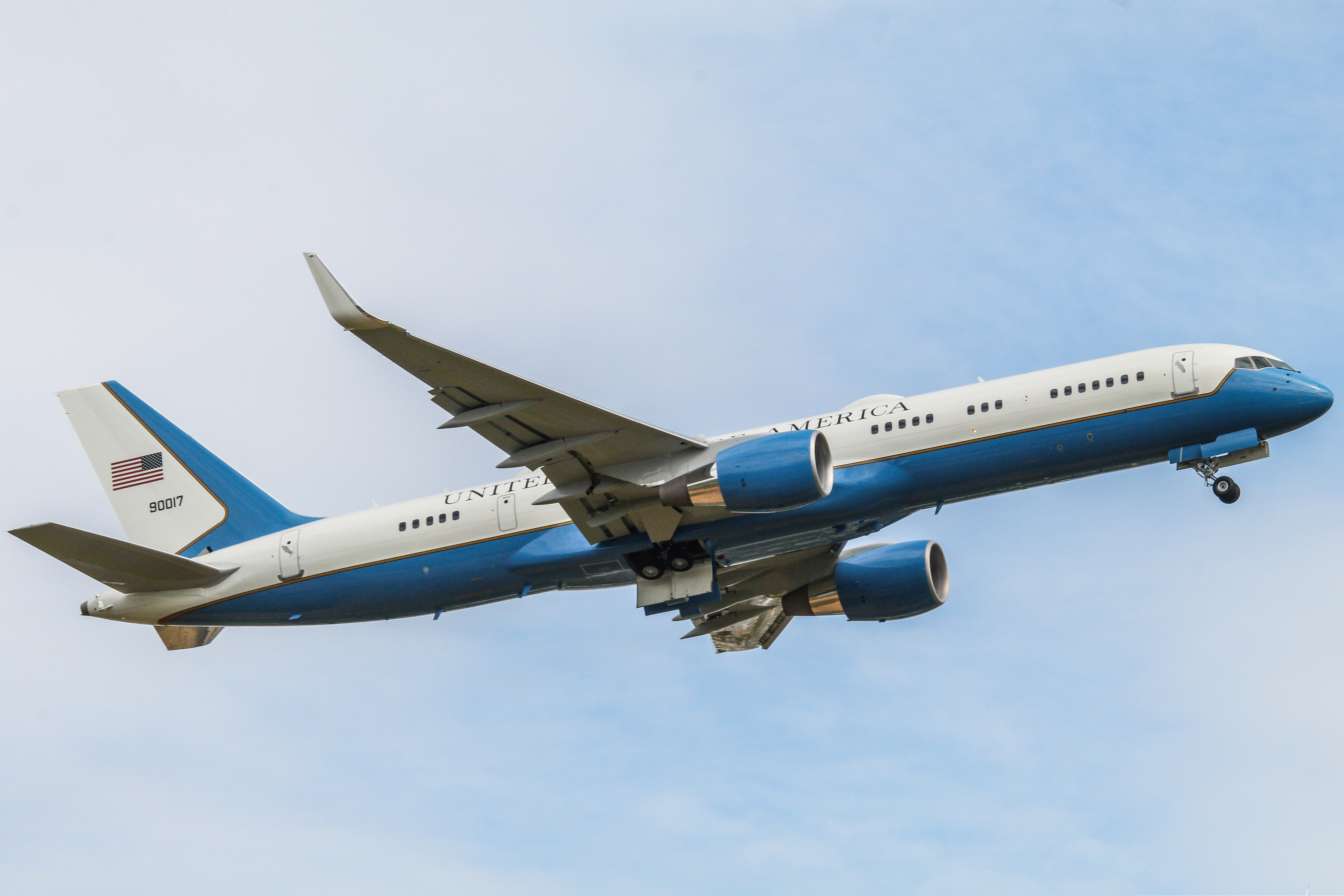 Full size: USAF - United States Air Force Boeing C-32  09-0017 at Lehigh Valley International Airport