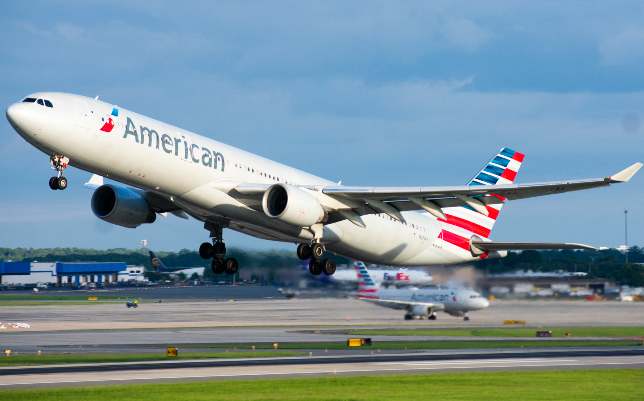 Full size: American Airlines Airbus A330-300 N271AY at Charlotte/Douglas International Airport