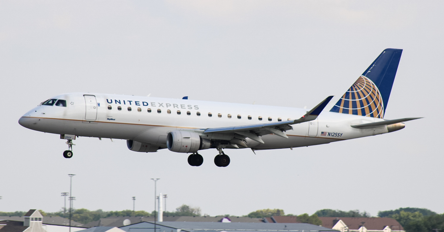 Full size: United Airlines Embraer E175 N125SY at Hector International Airport