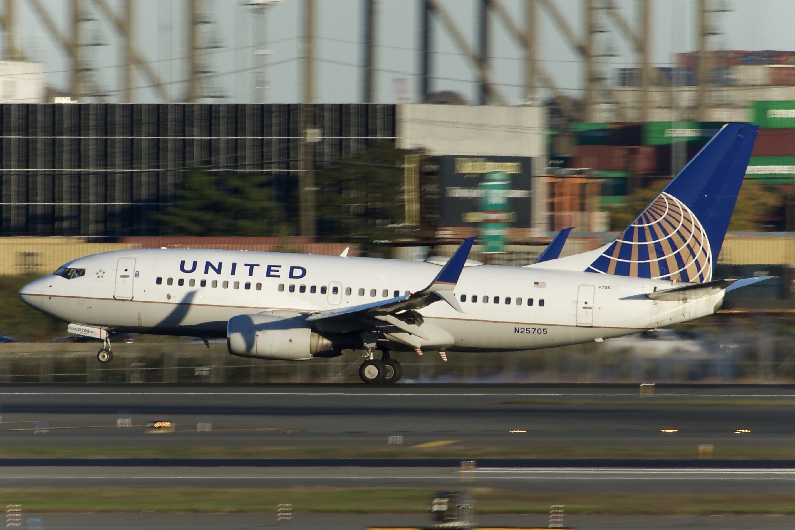 Full size: United Airlines Boeing 737-700 N25705 at Newark Liberty International Airport