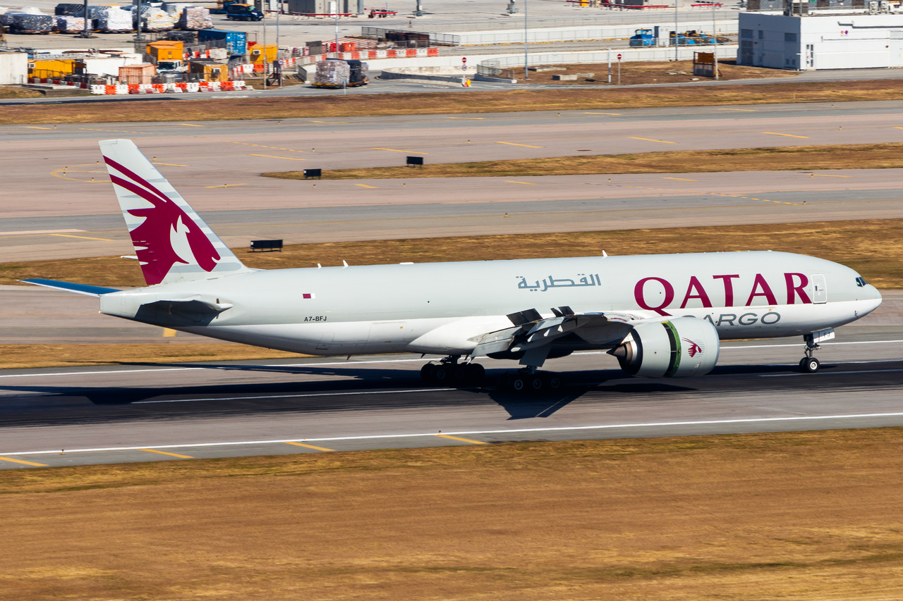Full size: Qatar Airways Boeing 777-300ER A7-BFJ at Hong Kong International Airport