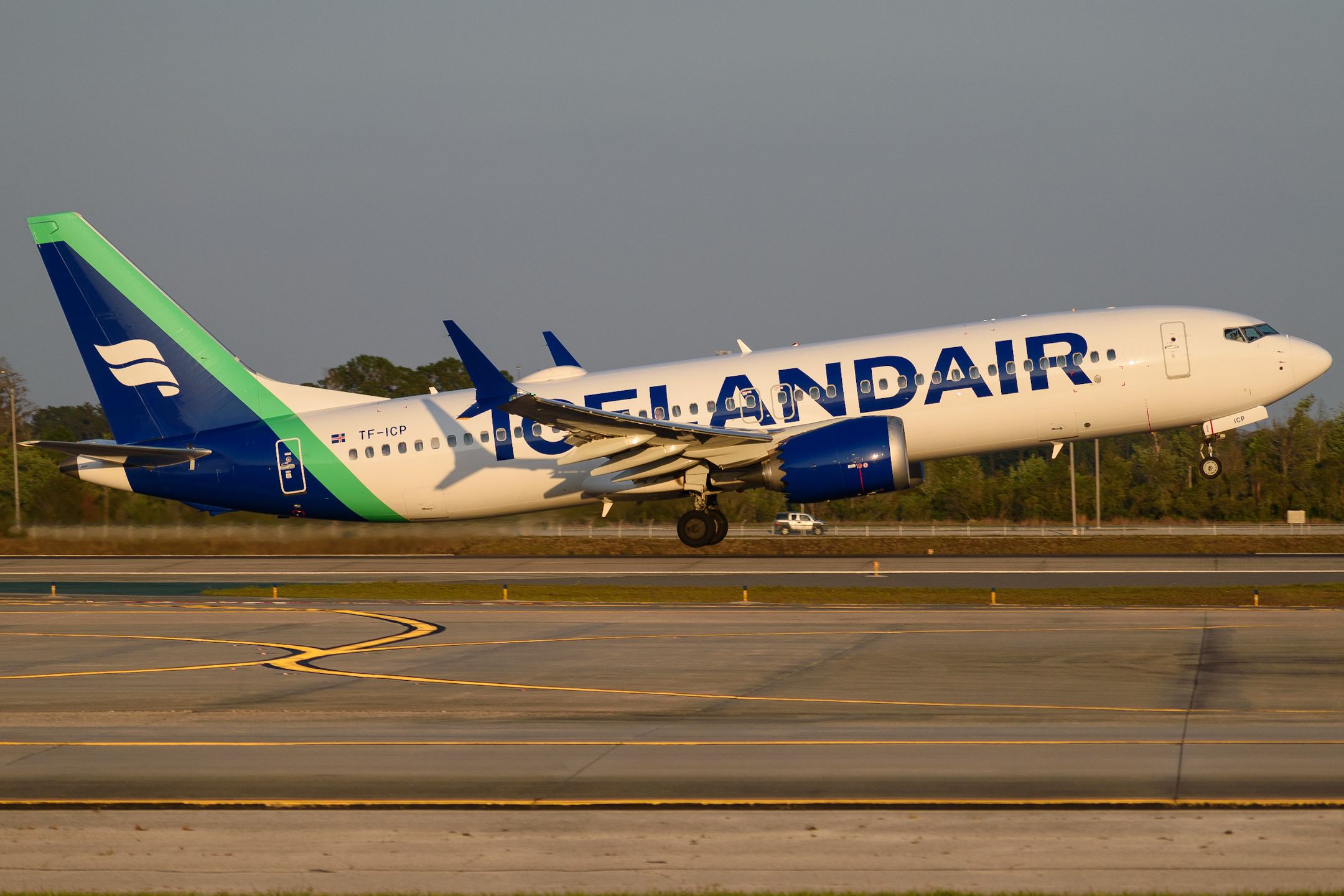 Full size: Icelandair Boeing 737 MAX 8 TF-ICP at Orlando International Airport
