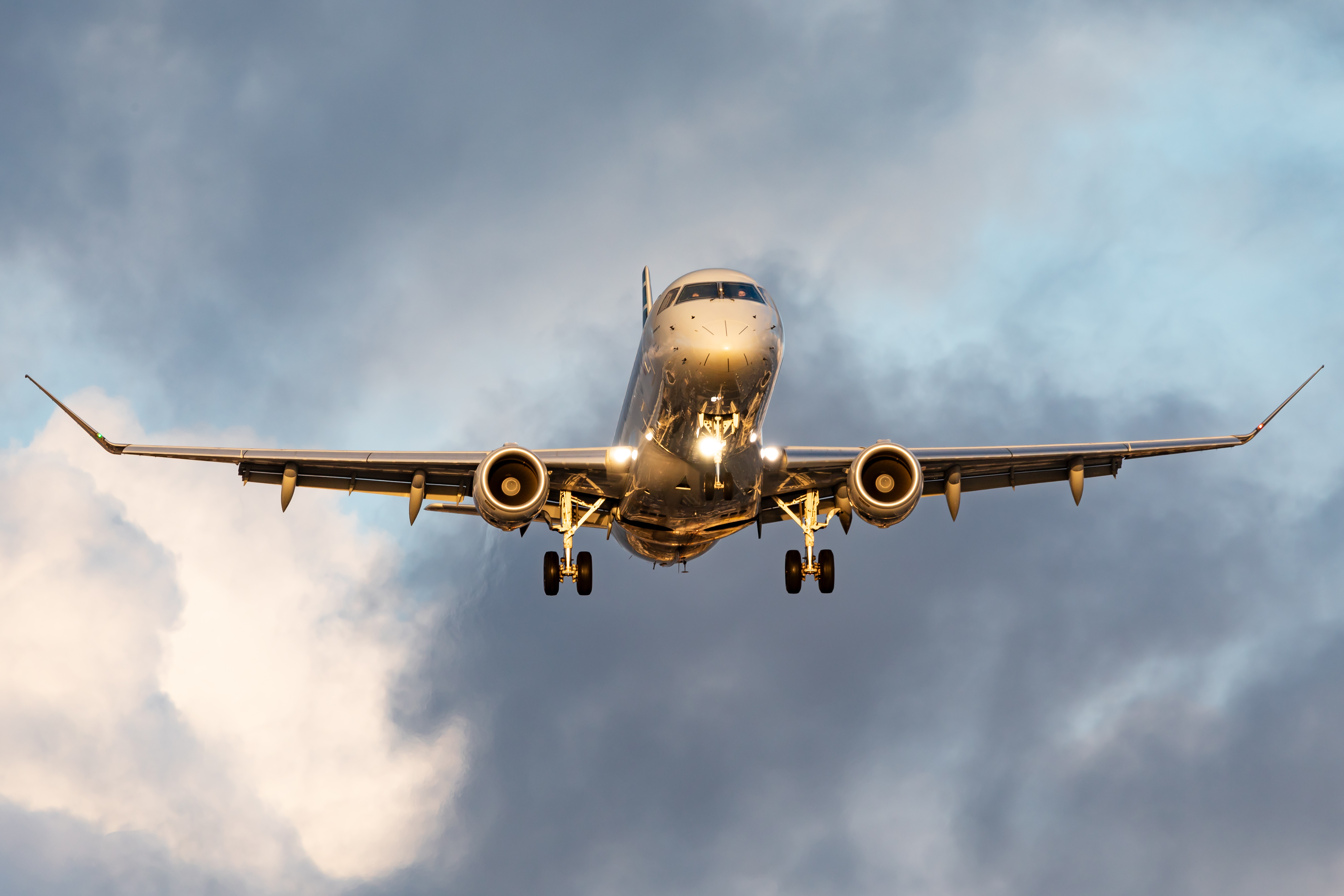 Full size: American Eagle Embraer E175 N504SY at Los Angeles International Airport