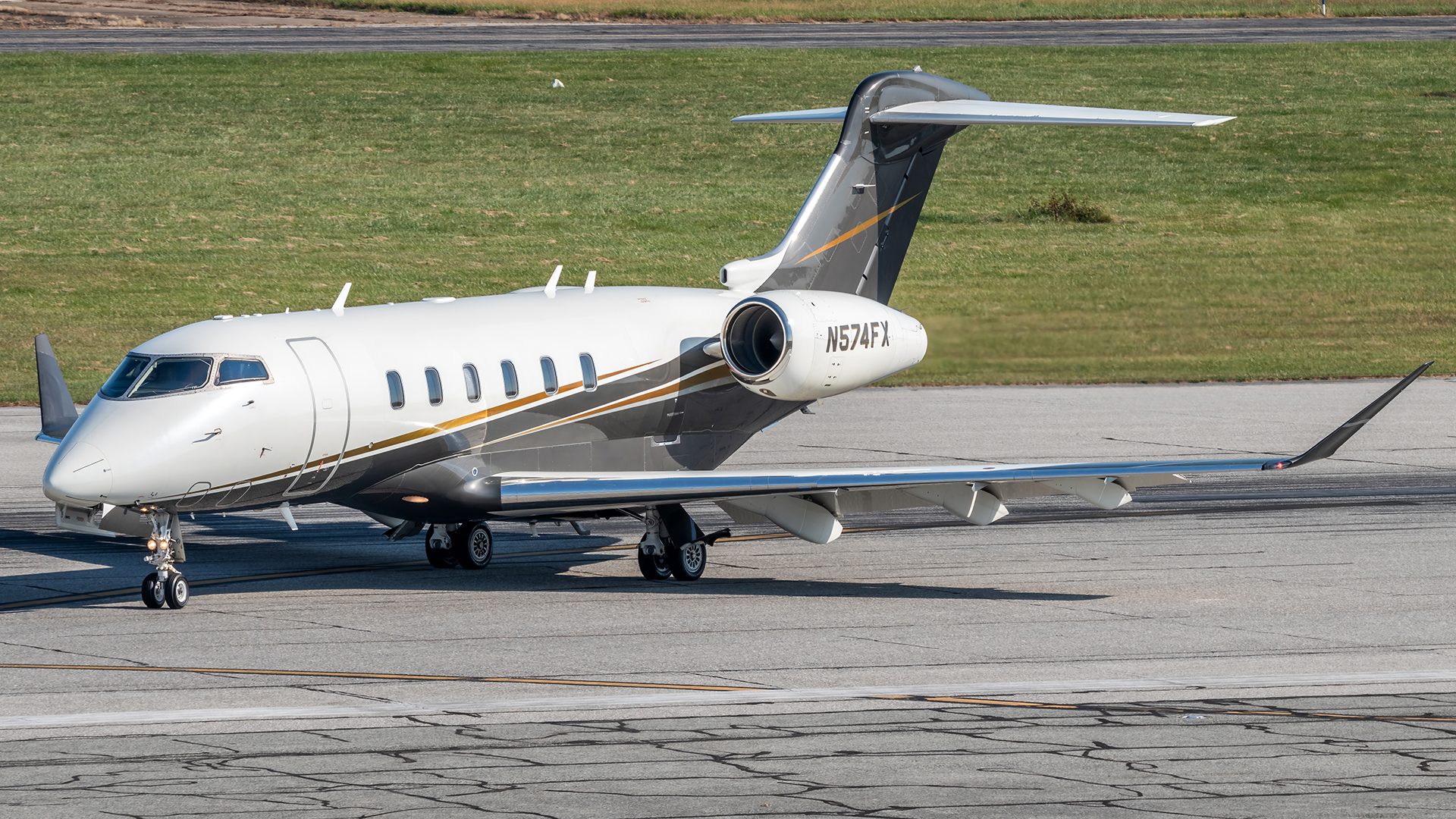 Full size: FlexJet Bombardier Challenger 350  N574FX at Martin State Airport