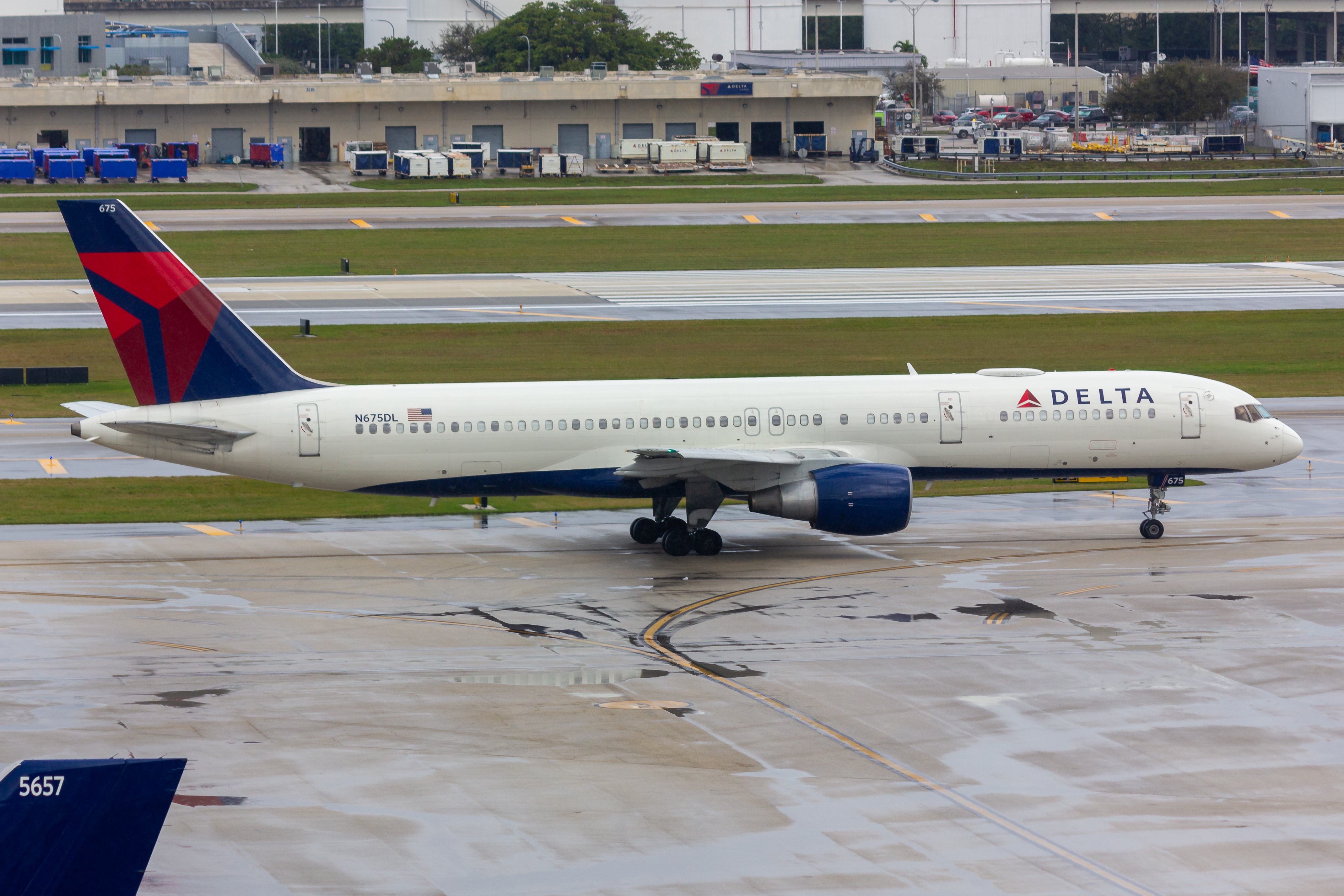 Full size: Delta Airlines Boeing 757-200 N675DL at Fort Lauderdale/Hollywood International Airport