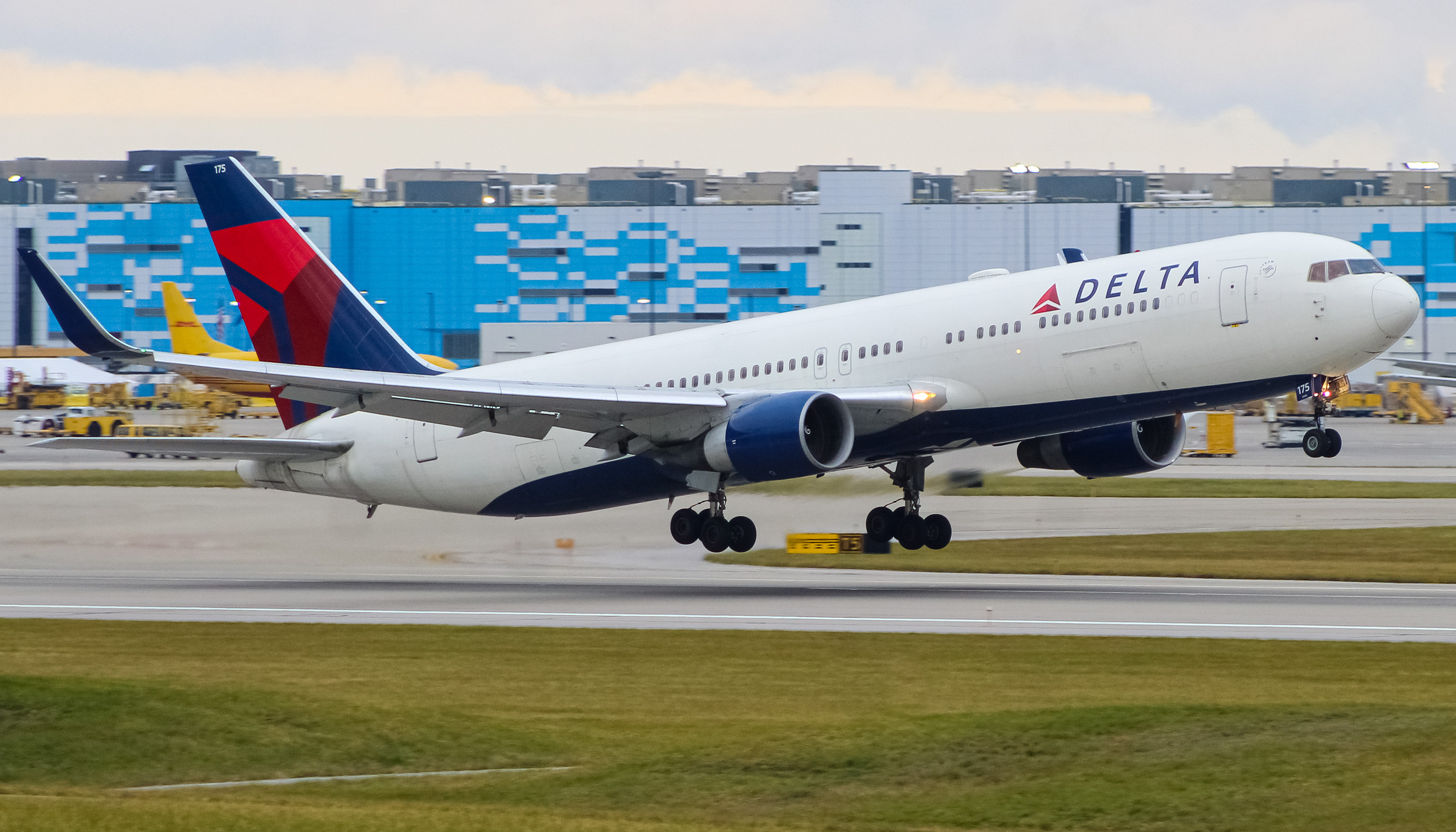 Full size: Delta Airlines Boeing 767-300ER N175DN at Cincinnati/Northern Kentucky International Airport