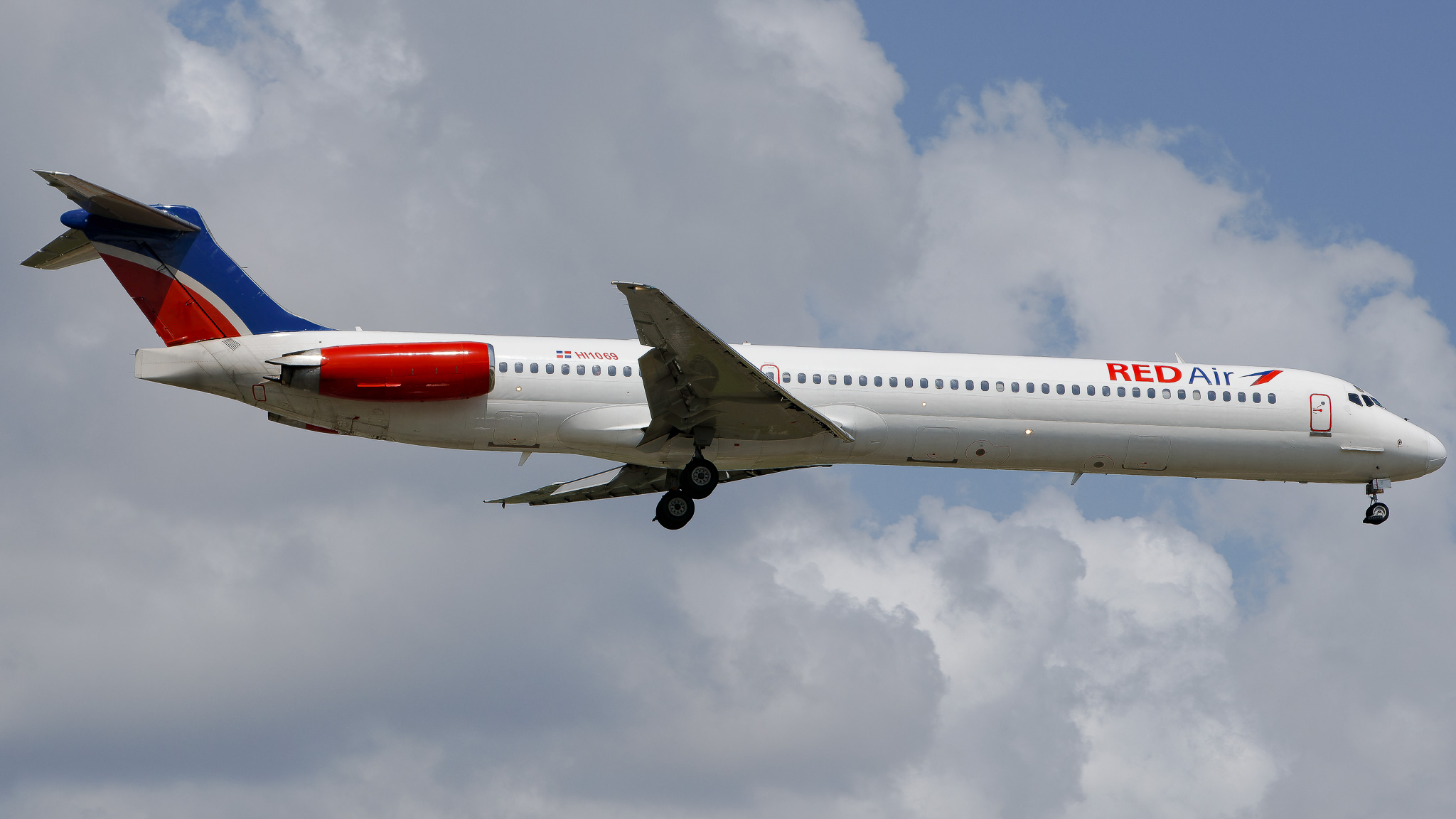 Full size: Red Air McDonnell Douglas MD-82 HI1069 at Tampa International Airport