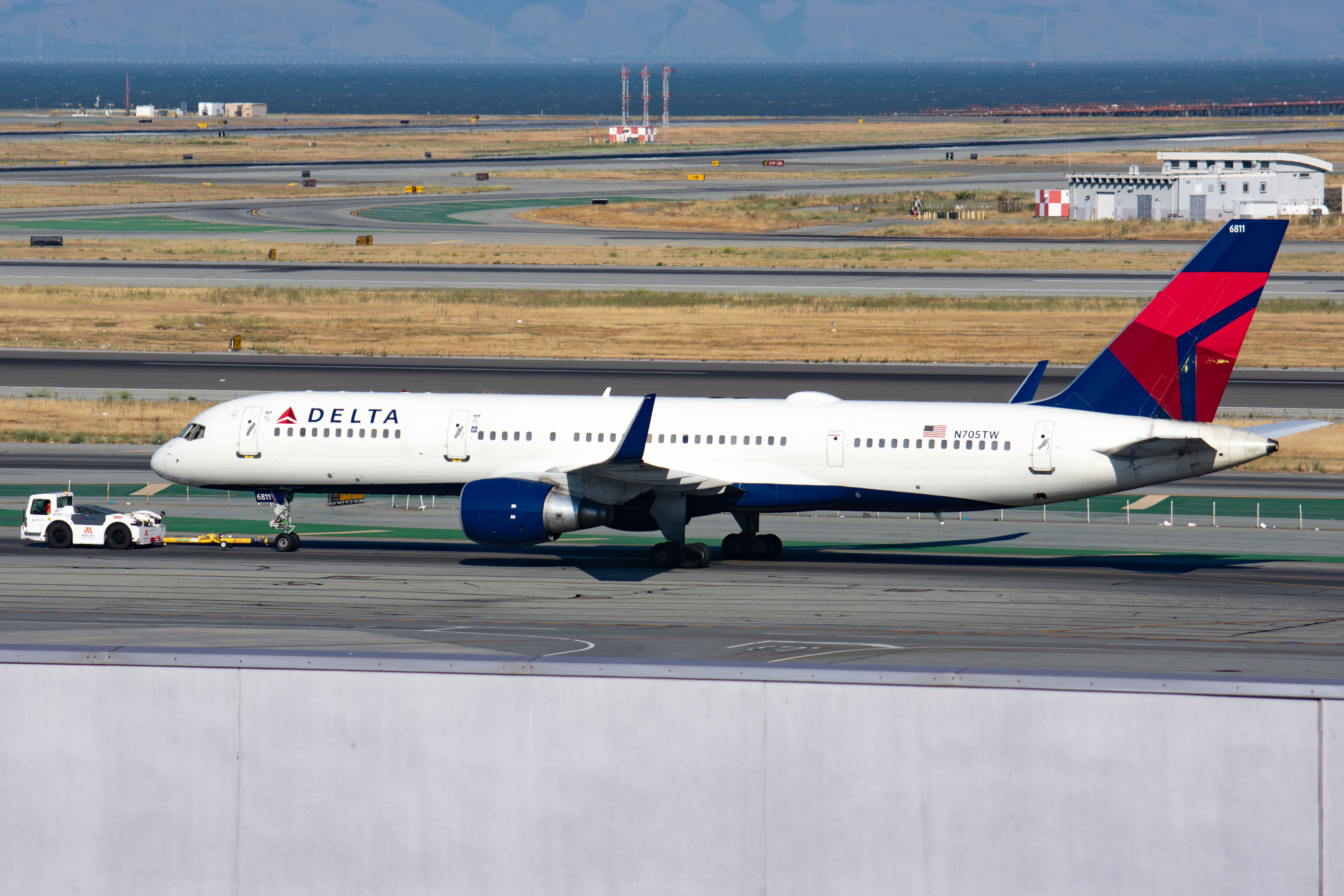 Full size: Delta Airlines Boeing 757-200 N705TW at San Francisco International Airport