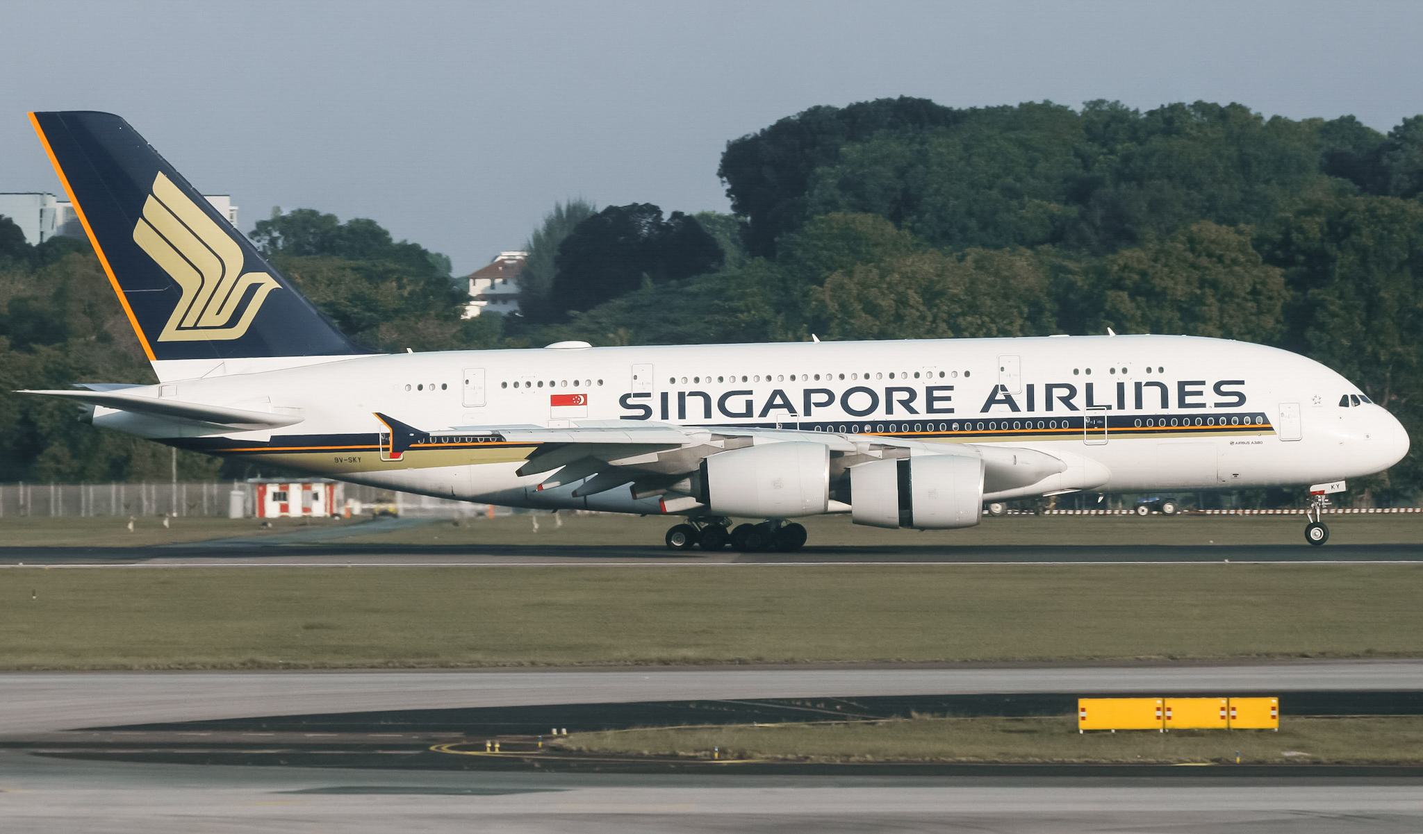 Full size: Singapore Airlines Airbus A380-800 9V-SKY at Singapore-Changi Airport