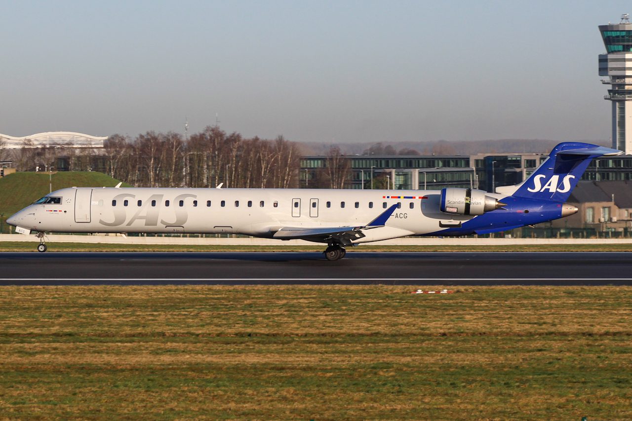 Full size: Scandinavian Airlines Mitsubishi CRJ-900 ES-ACG at Brussels Airport