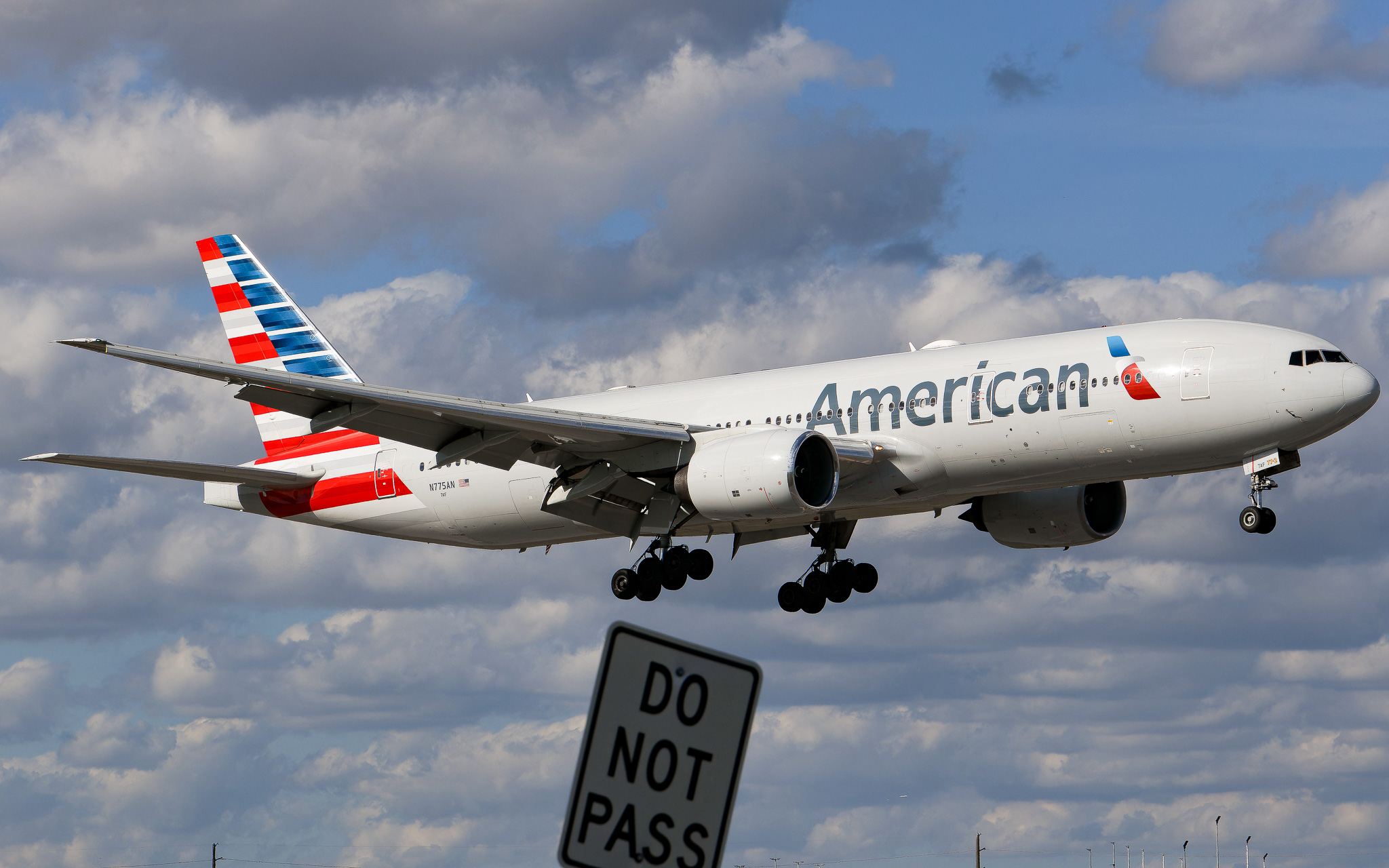 Full size: American Airlines Boeing 777-200ER N775AN at Miami International Airport