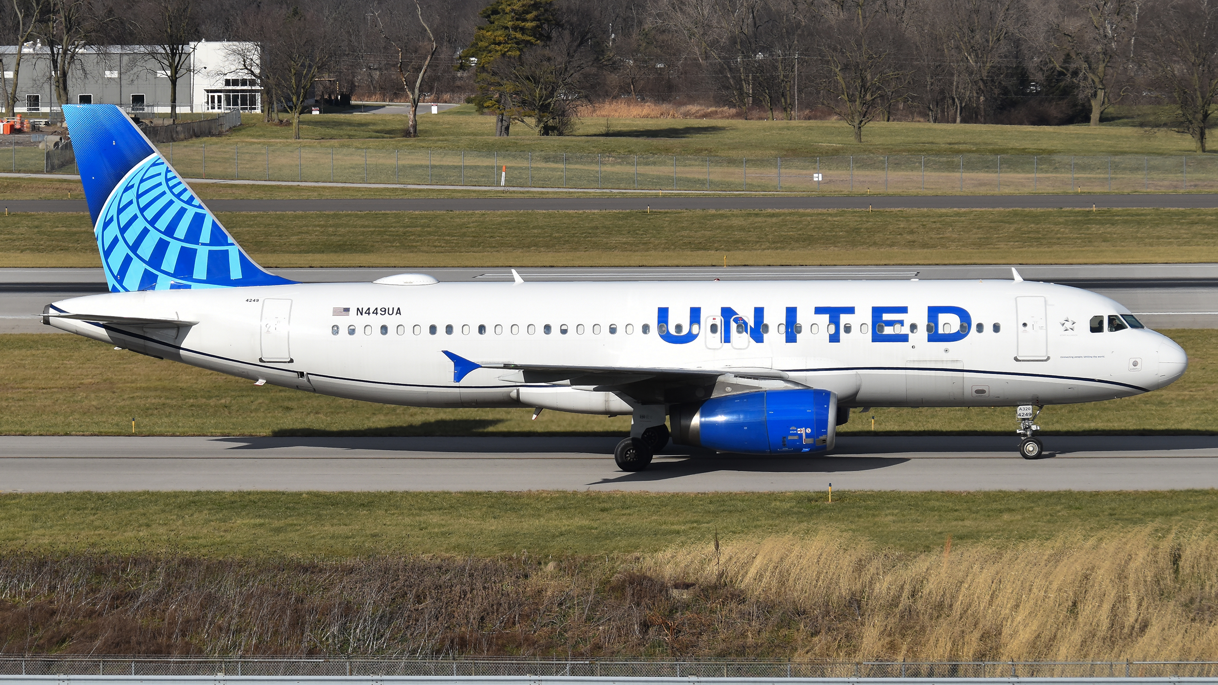 Full size: United Airlines Airbus A320 N449UA at John Glenn Columbus International Airport