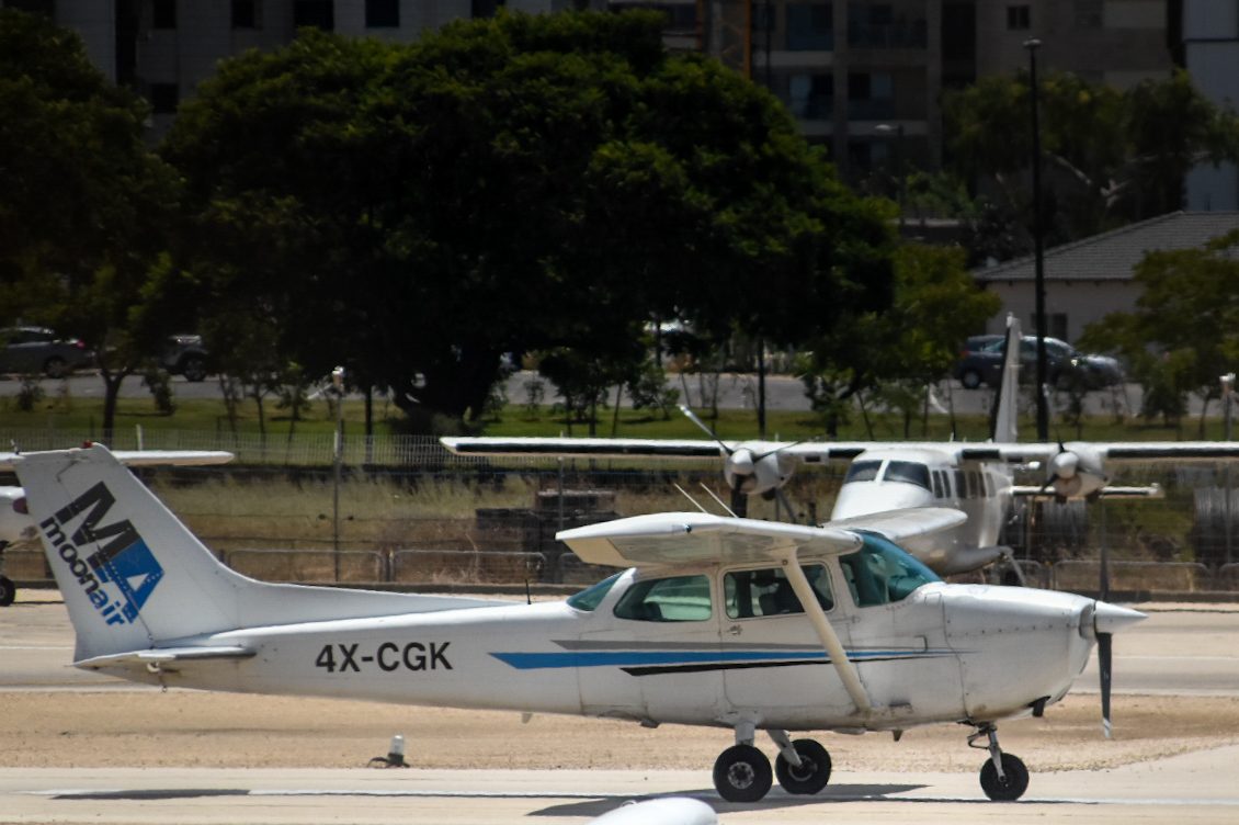 Full size: moonair Cessna 172 4X-CGK at Tel Aviv-Ben Gurion Airport