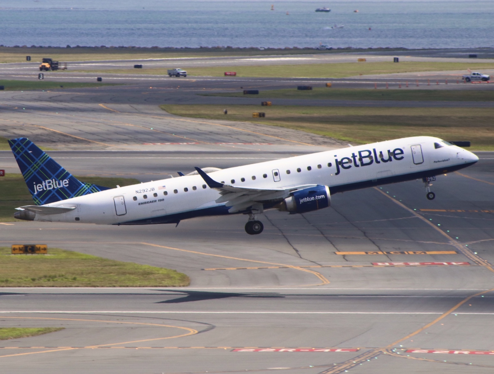 Full size: JetBlue Airways Embraer E190 N292JB at General Edward Lawrence Logan International Airport