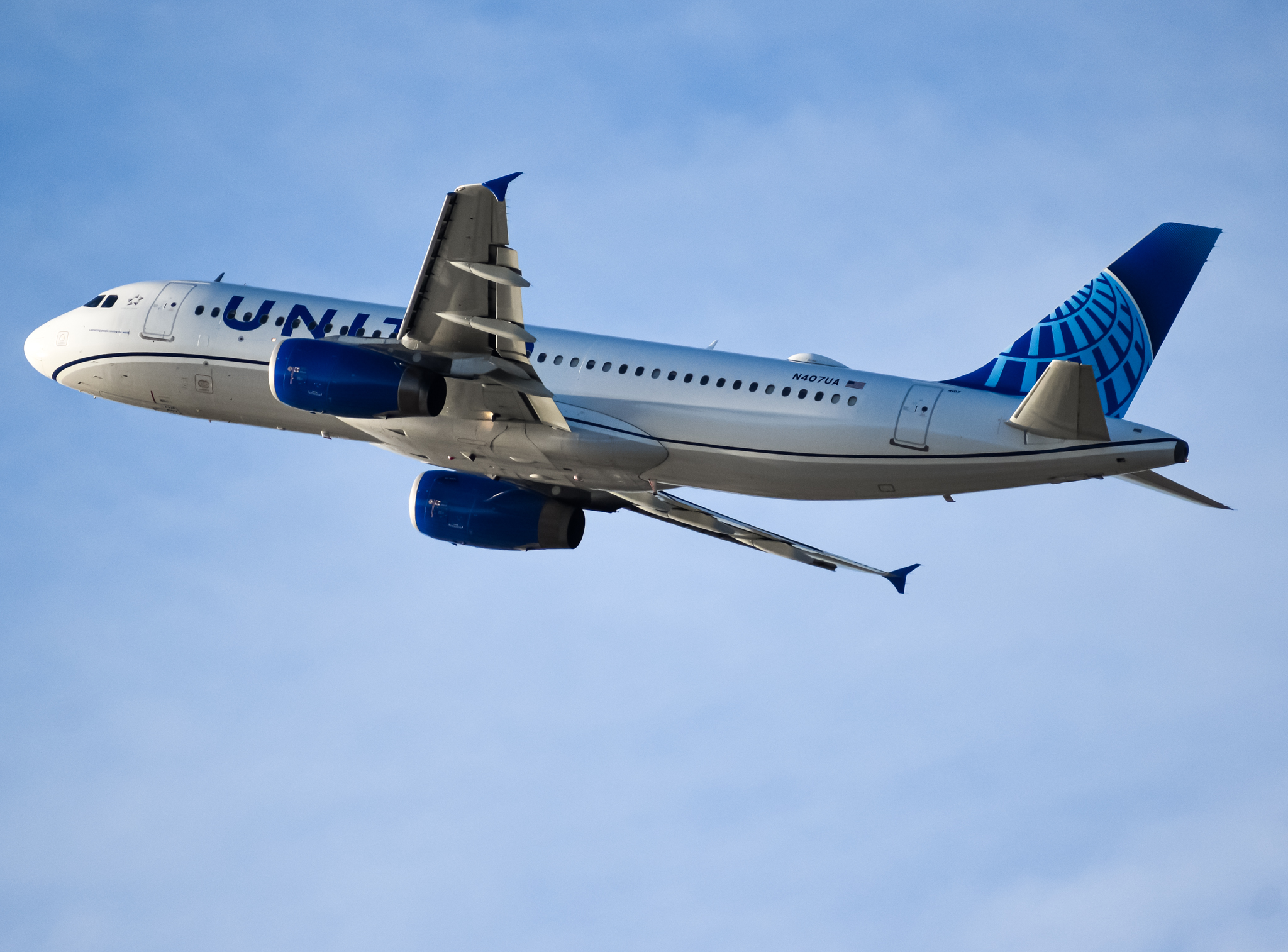 Full size: United Airlines Airbus A320 N407UA at Los Angeles International Airport