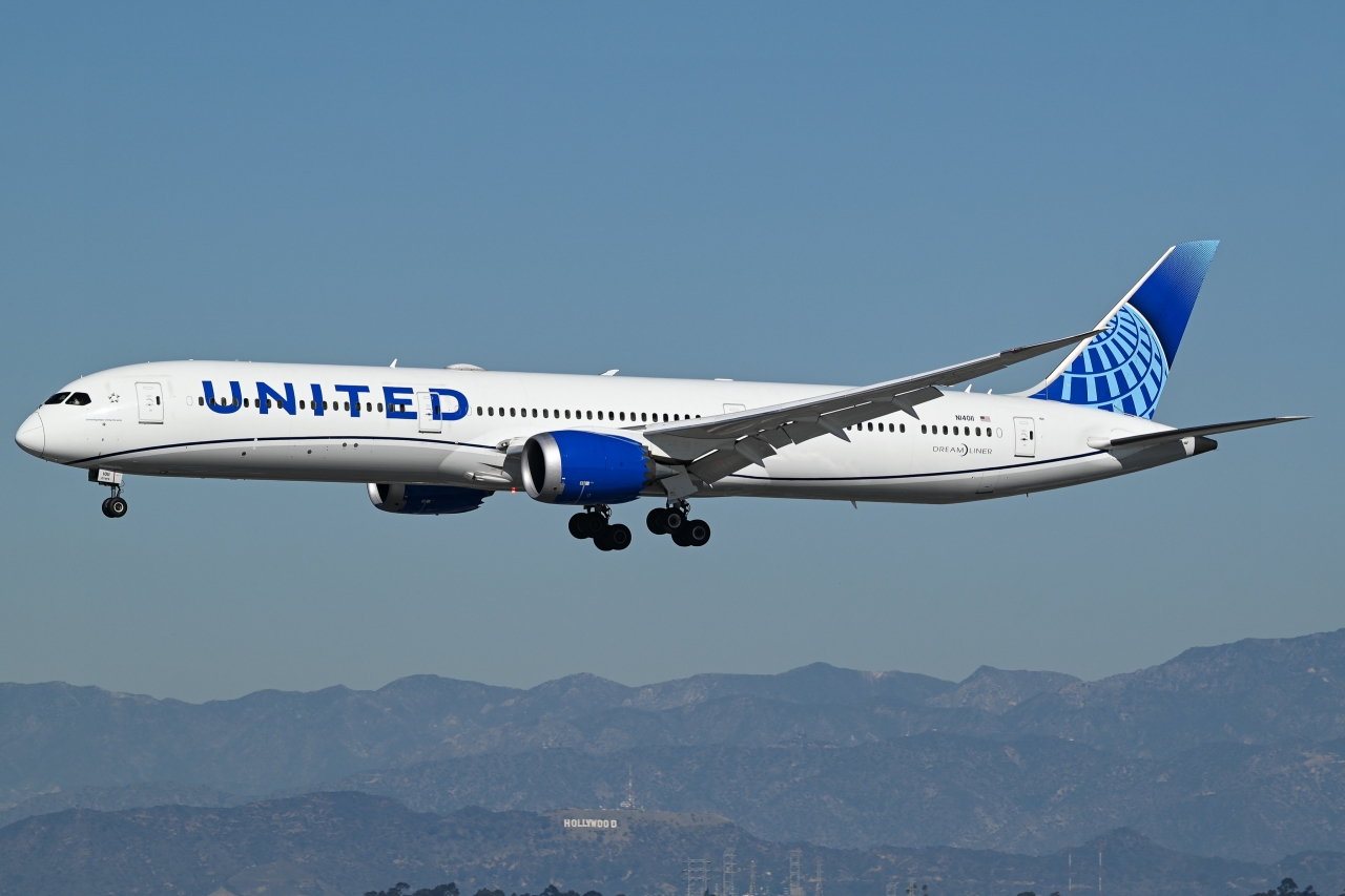 Full size: United Airlines Boeing 787-10 N14011 at Los Angeles International Airport