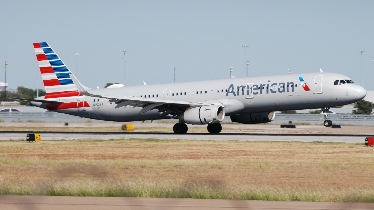 Full size: American Airlines Airbus A321-200 N152AA at Dallas-Fort Worth International Airport