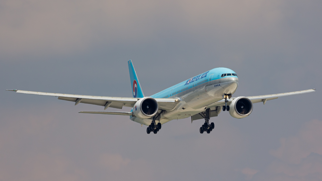 Full size: Korean Air Boeing 777-300ER HL7782 at Rickenbacker International Airport