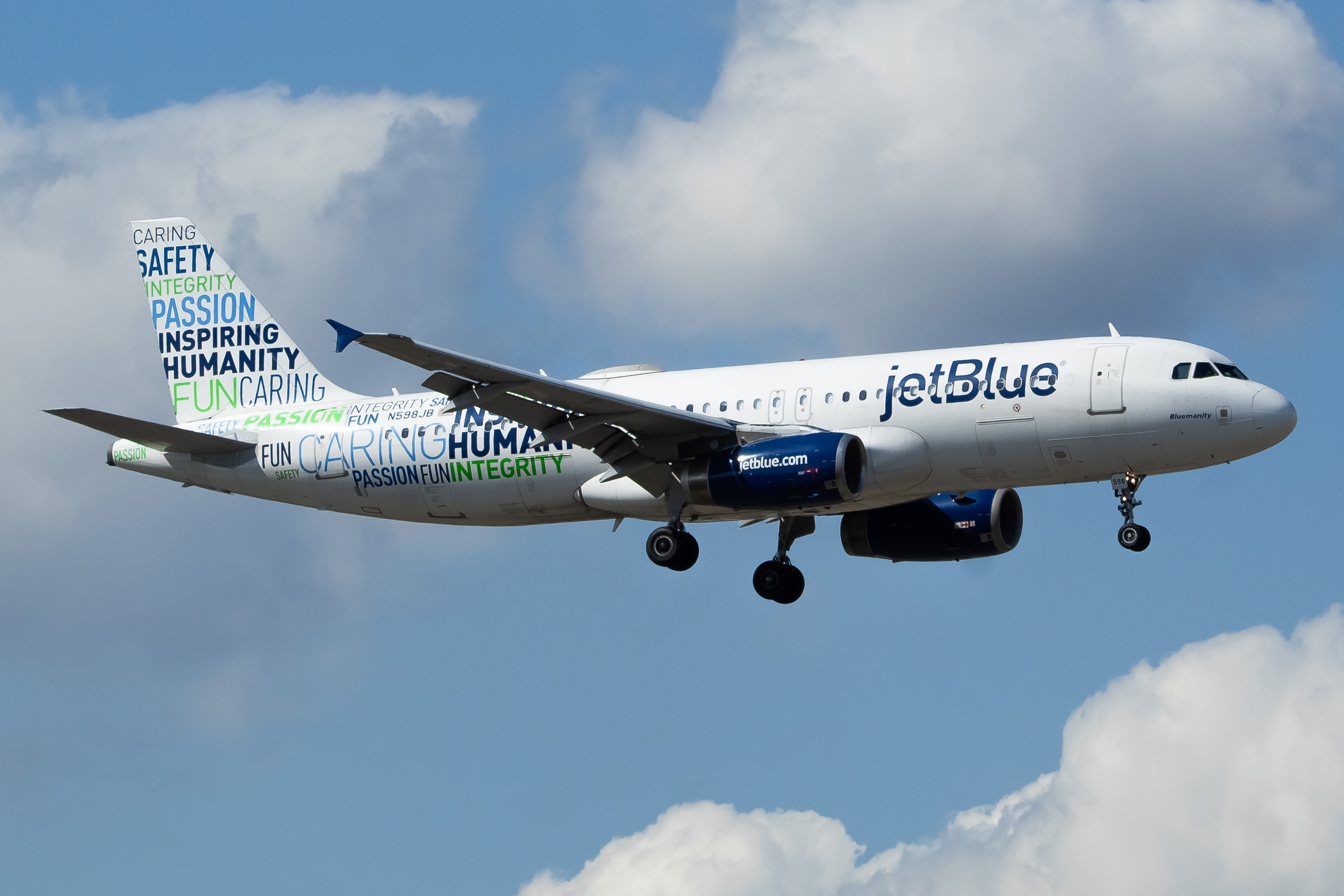 Full size: JetBlue Airways Airbus A320 N598JB at Newark Liberty International Airport