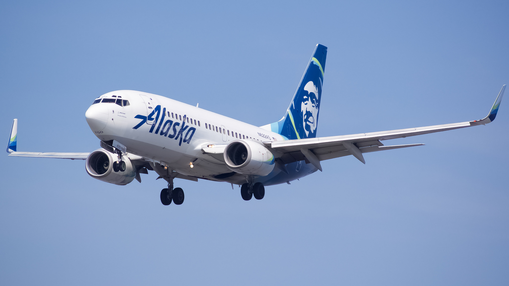 Full size: Alaska Airlines Boeing 737-700 N622AS at Anchorage Ted Stevens International Airport