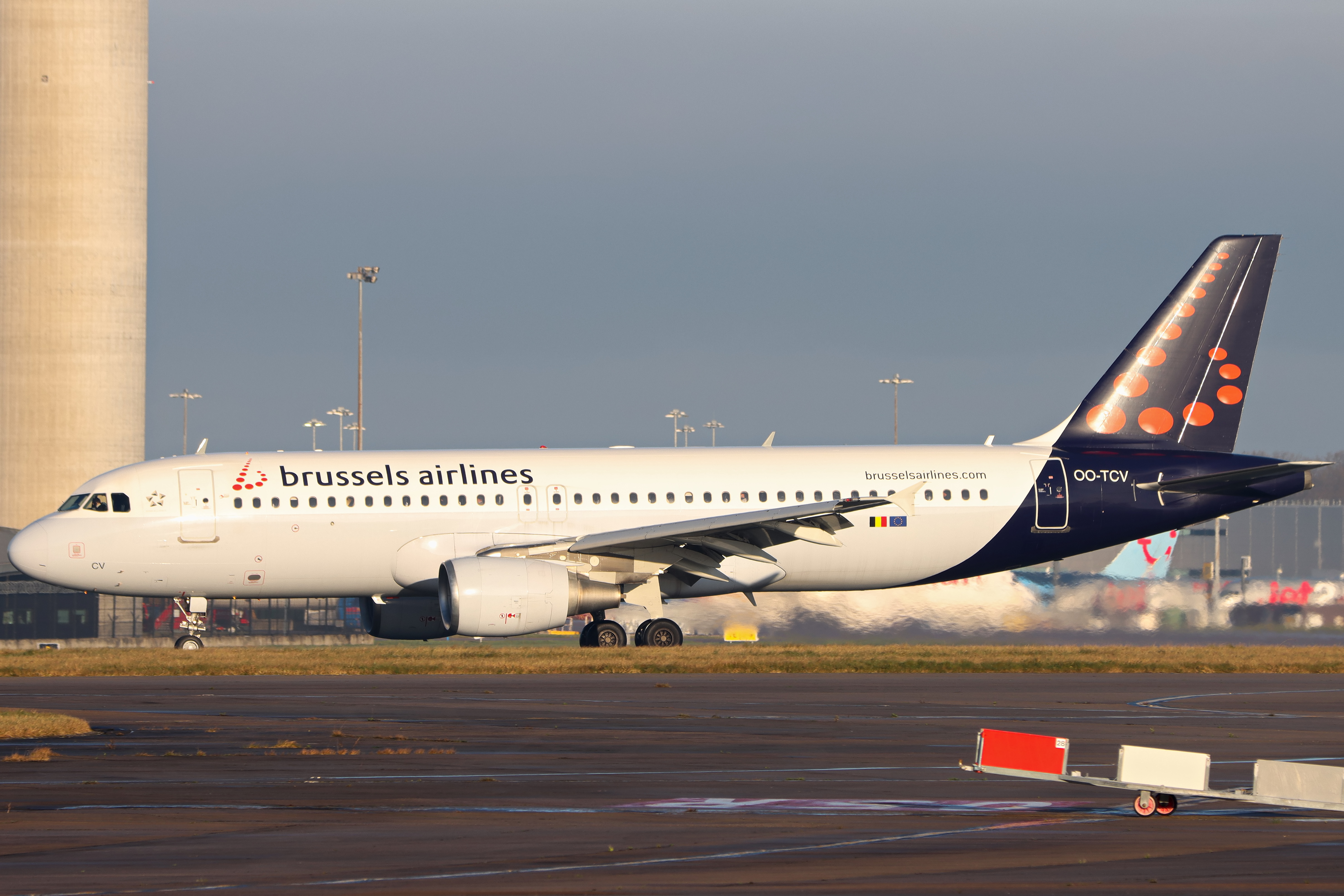 Full size: Brussels Airlines Airbus A320 OO-TCV at Manchester Airport