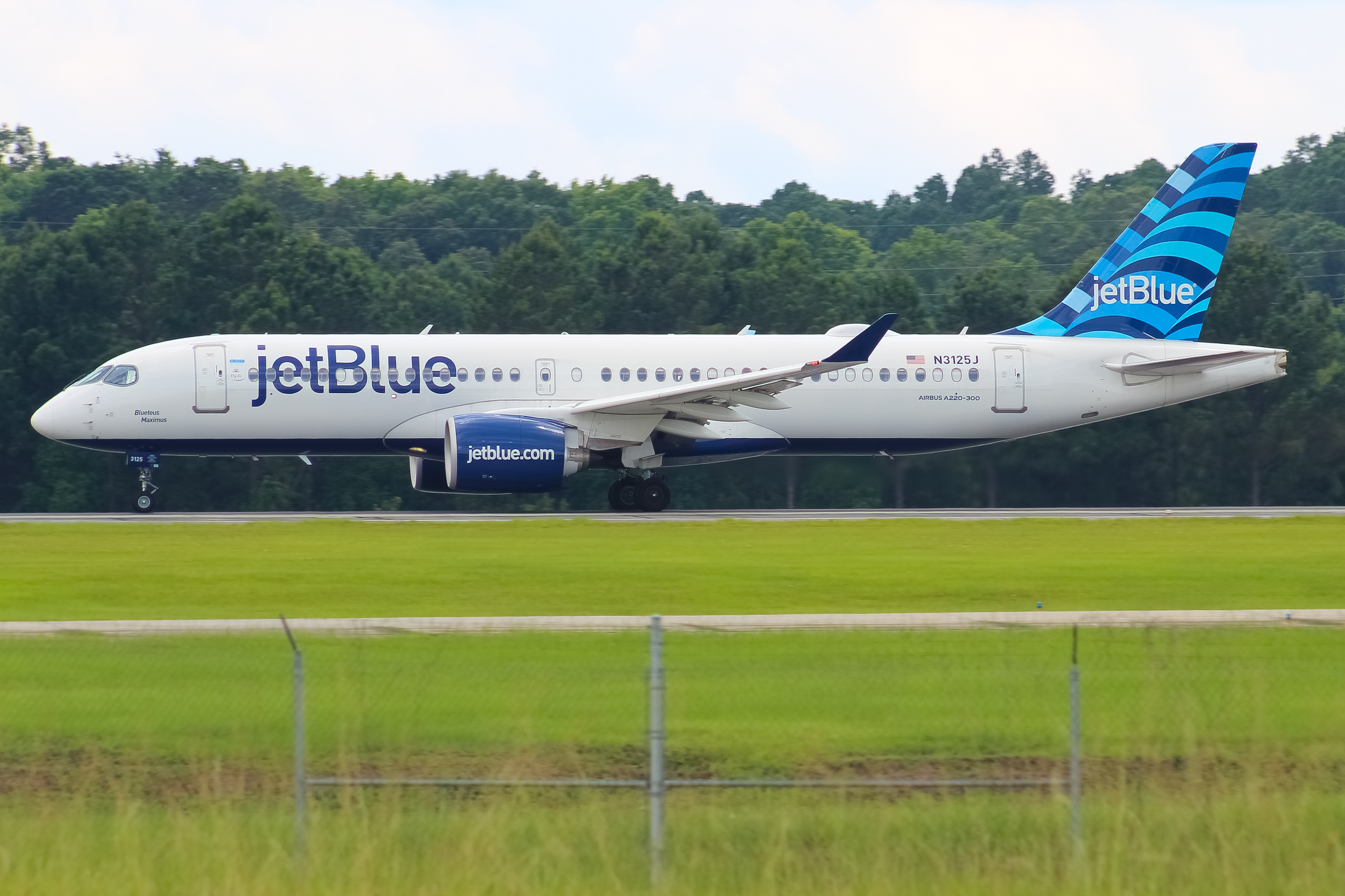 Full size: JetBlue Airways Airbus A220-300 N3125J at Savannah/Hilton Head International Airport