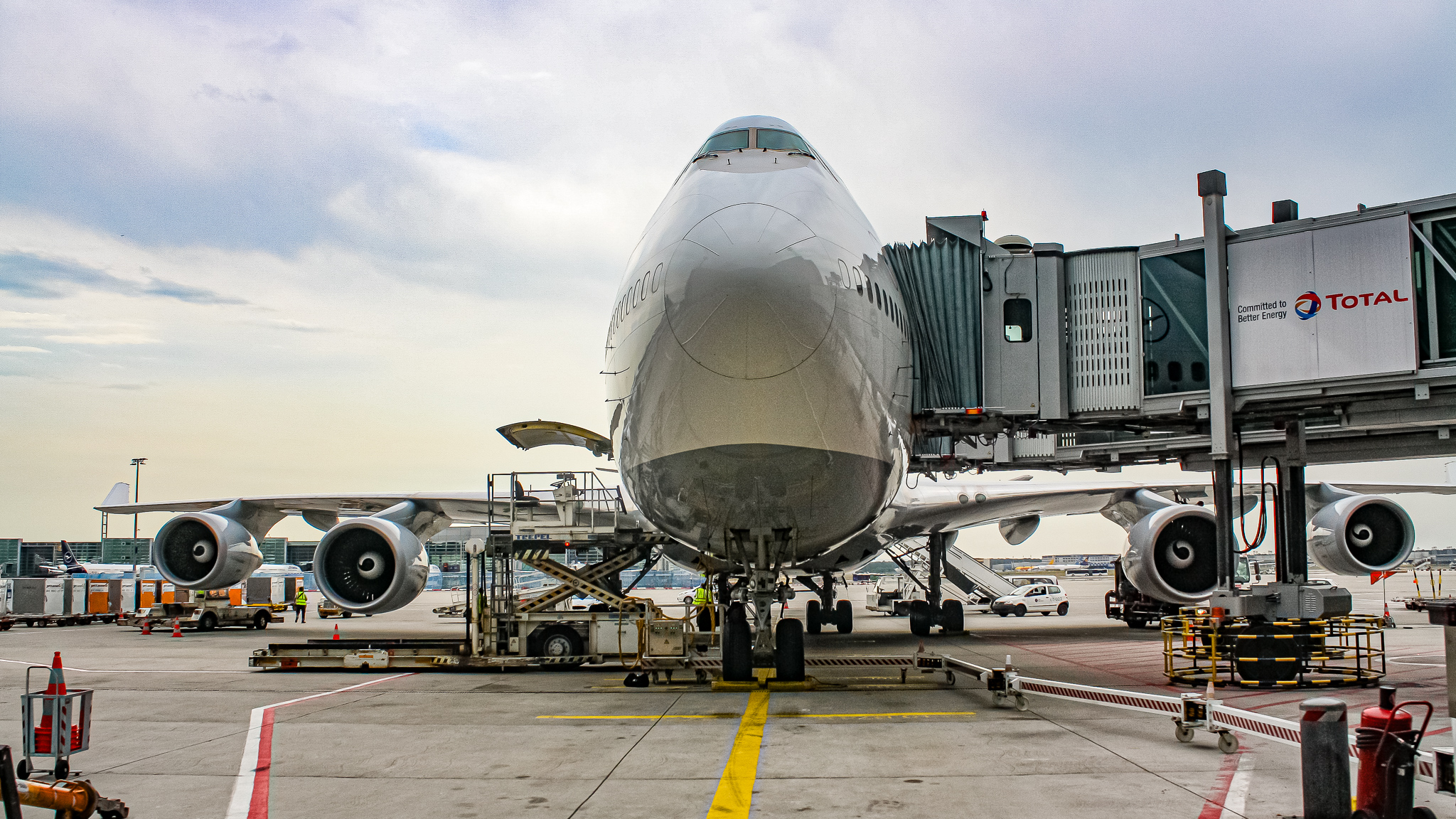 Full size: Lufthansa Boeing 747-400 D-ABVC at Frankfurt International Airport