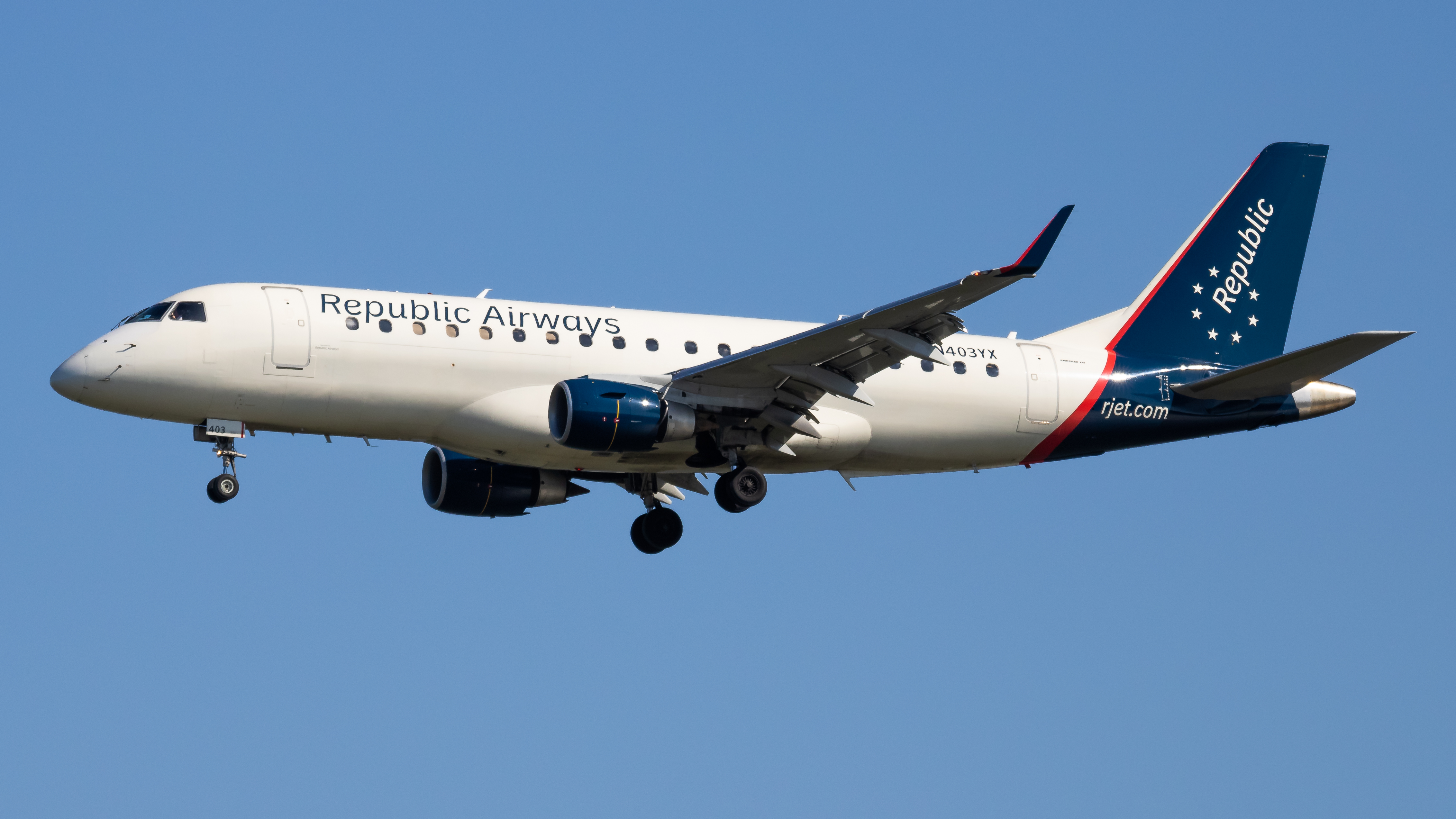 Full size: Republic Airways Embraer E170 N403YX at Ronald Reagan National Airport