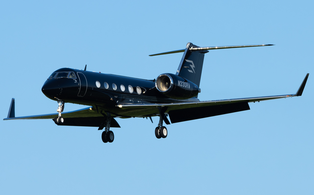Full size: PRIVATE Gulfstream G-IV N330RW at Pittsburgh International Airport